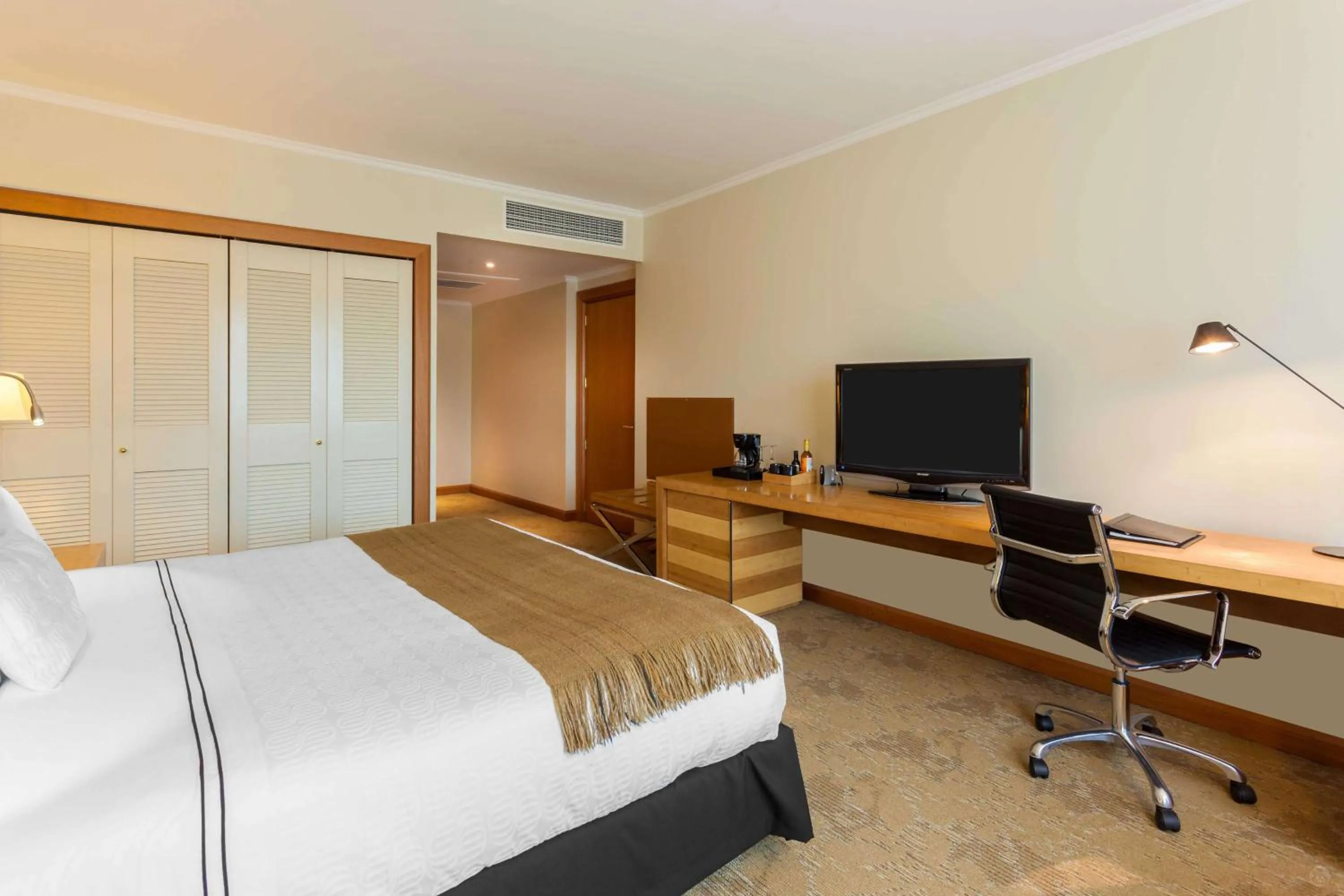 Photo of the whole room, Bed in Sonesta Hotel Osorno