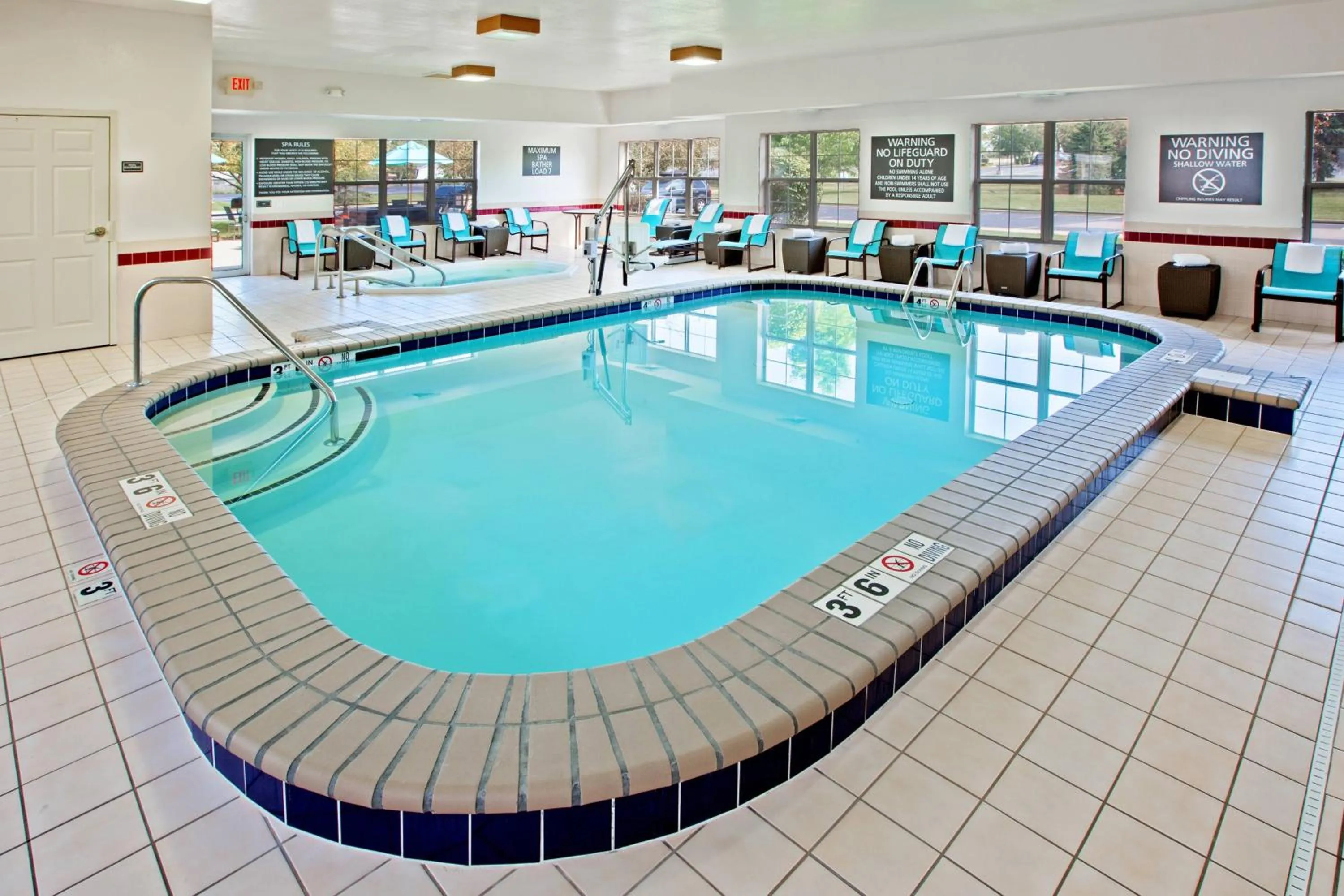 Swimming pool in Residence Inn Merrillville