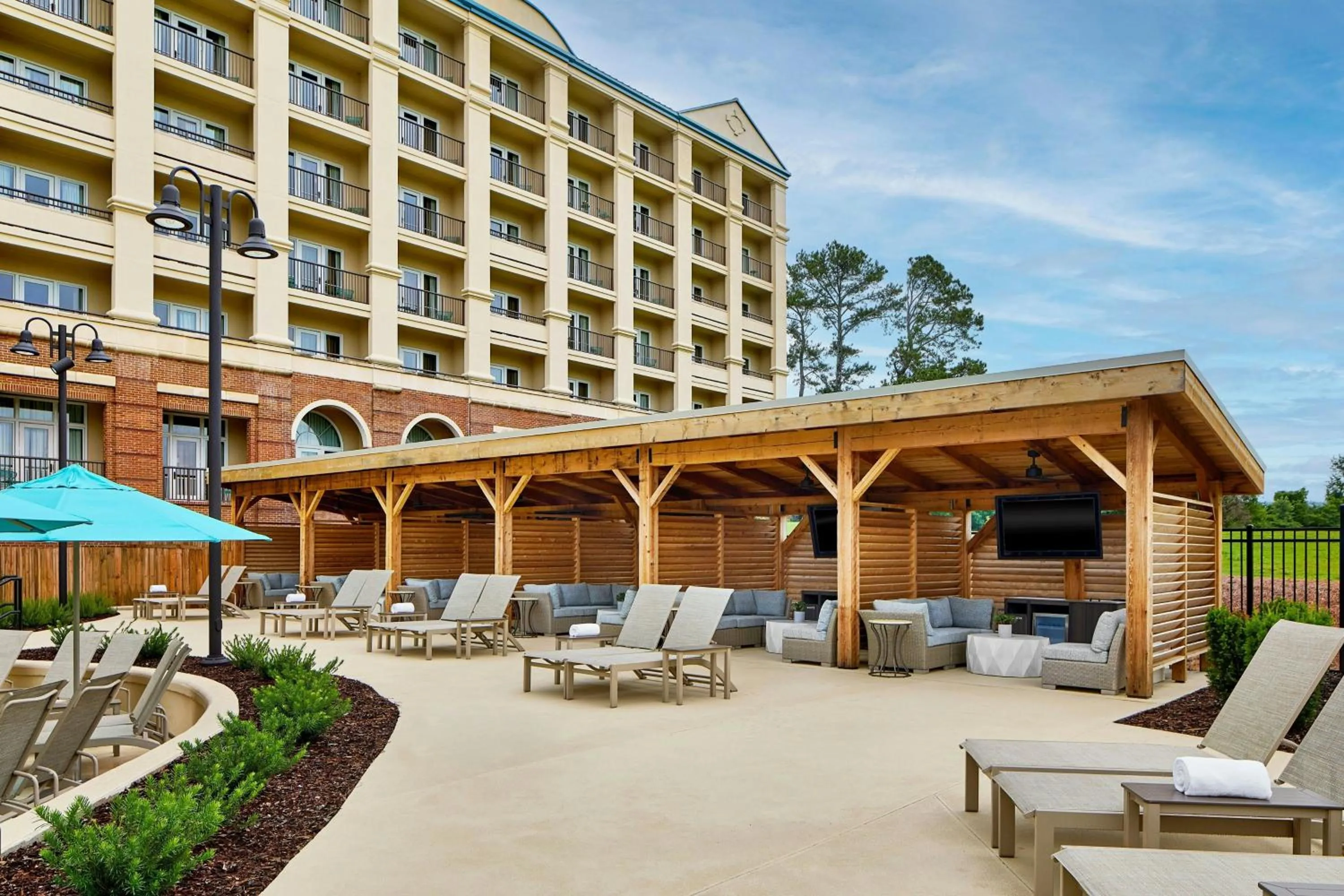 Swimming pool in Renaissance Shoals Resort & Spa