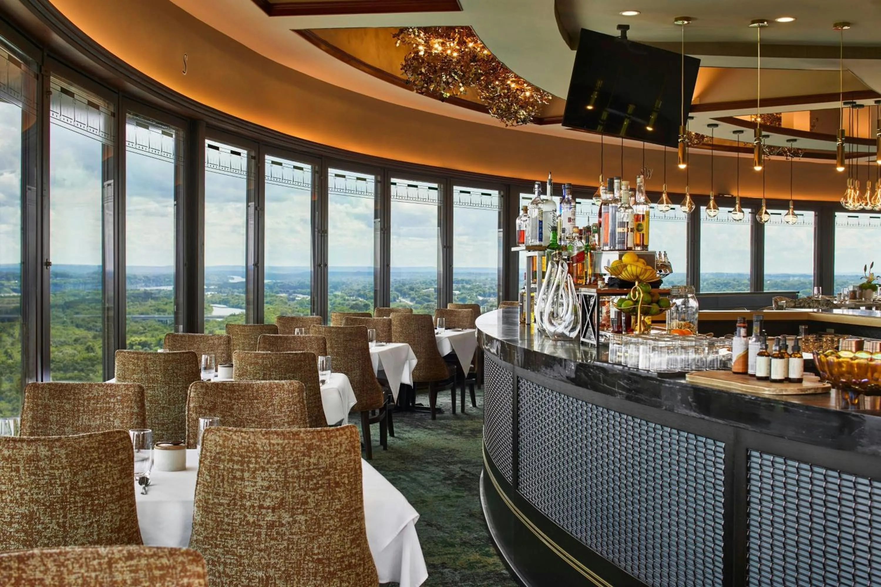 Restaurant/places to eat in Renaissance Shoals Resort & Spa