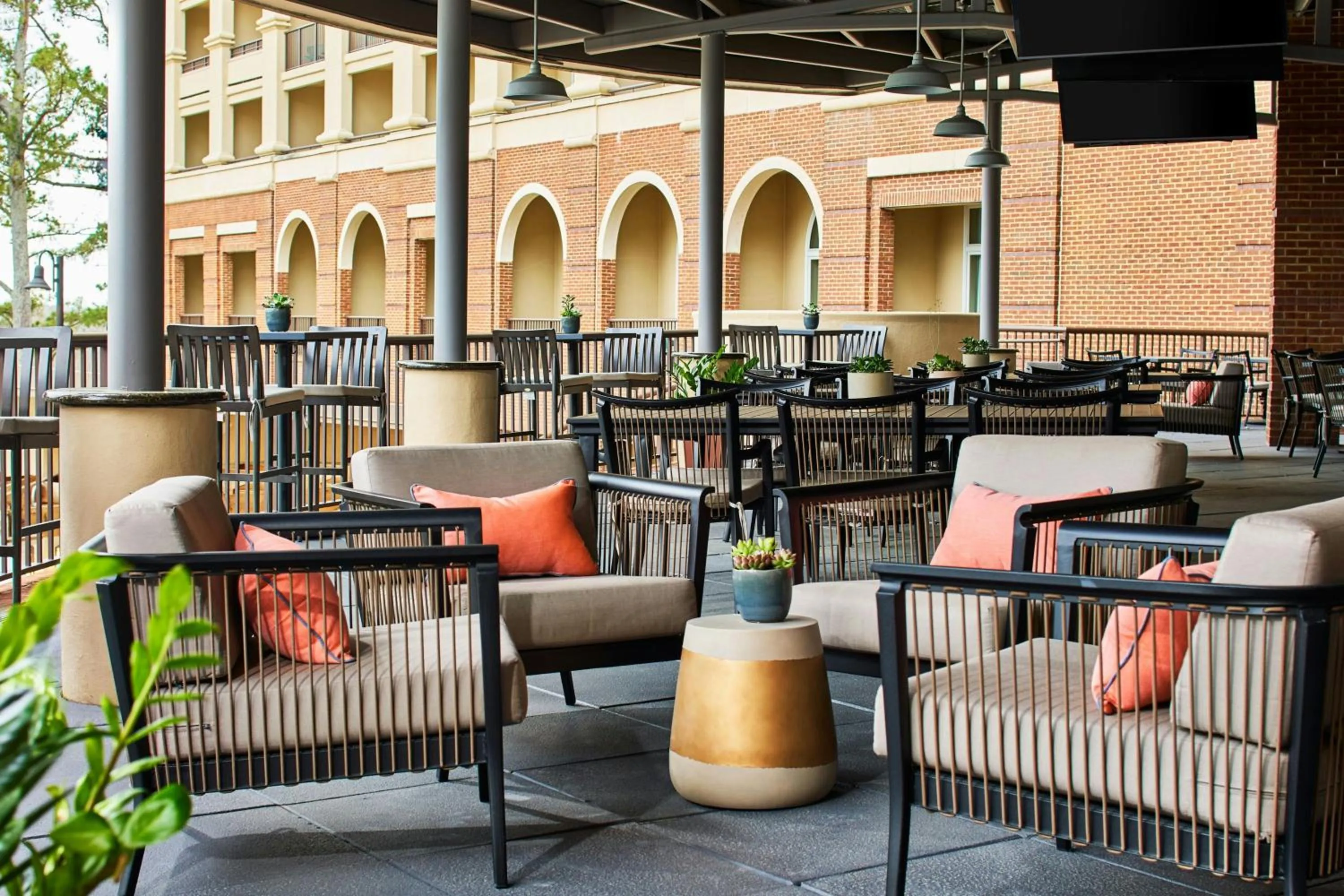 Restaurant/places to eat in Renaissance Shoals Resort & Spa