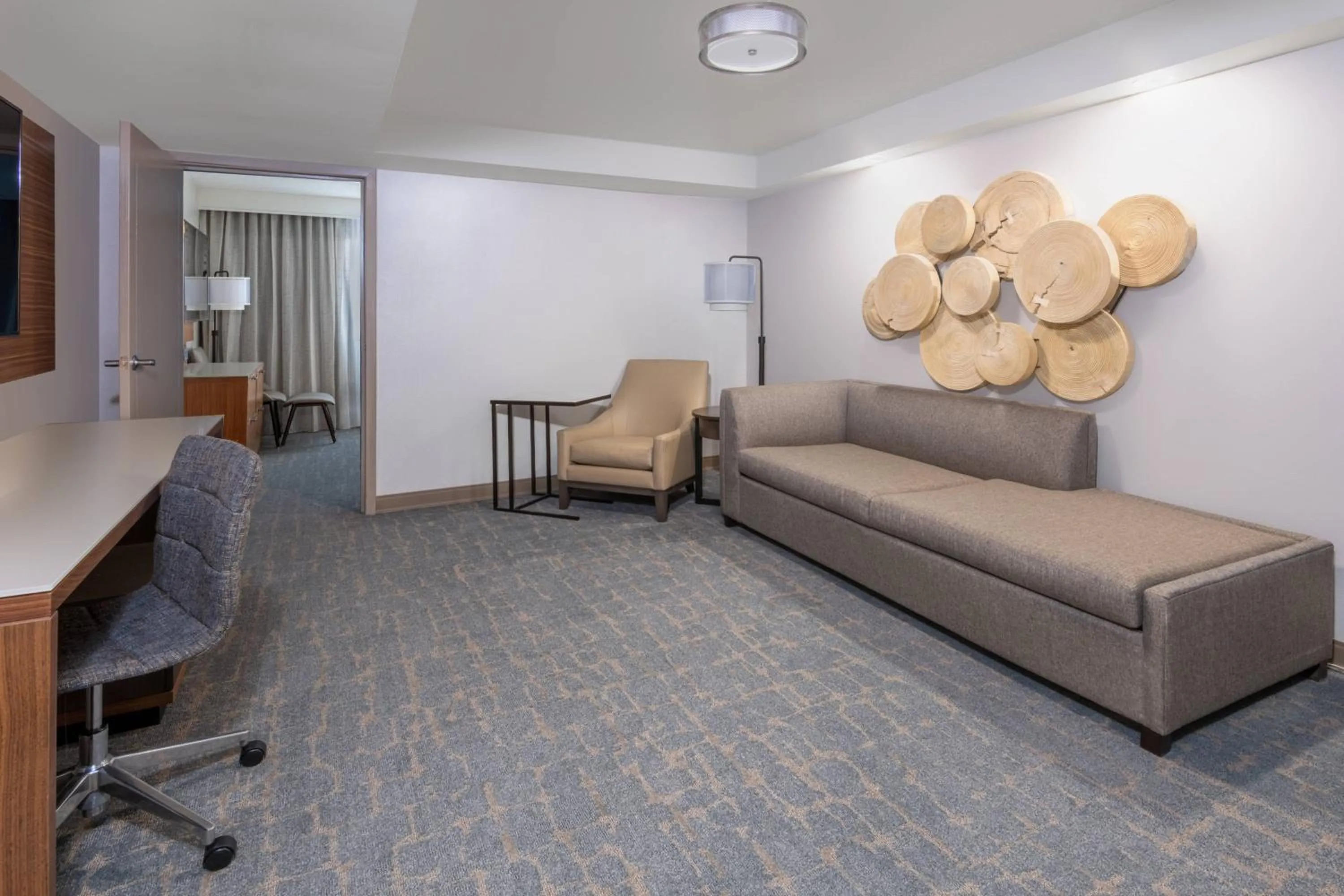 Living room in Madison Marriott West