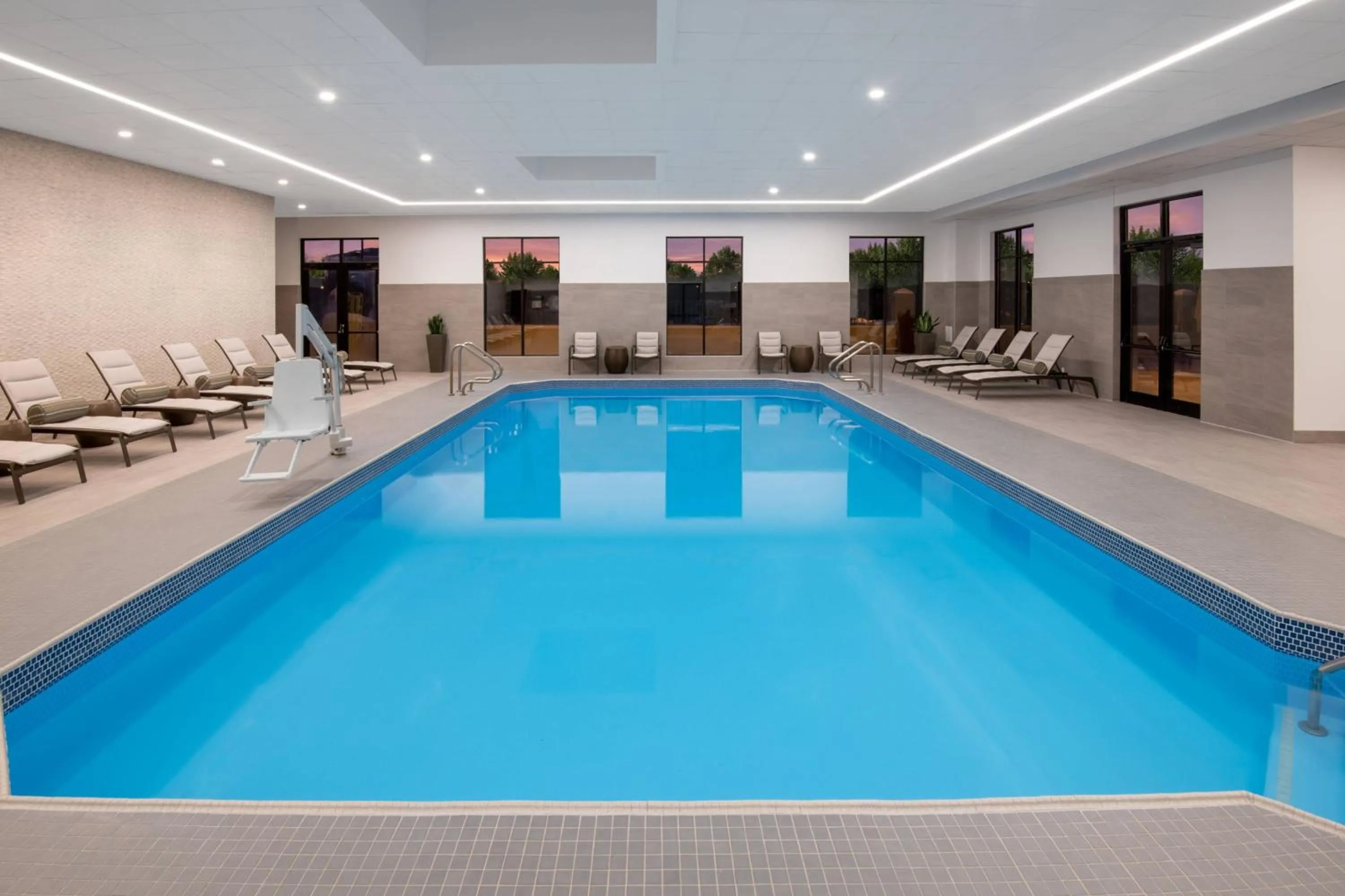 Swimming pool in Madison Marriott West