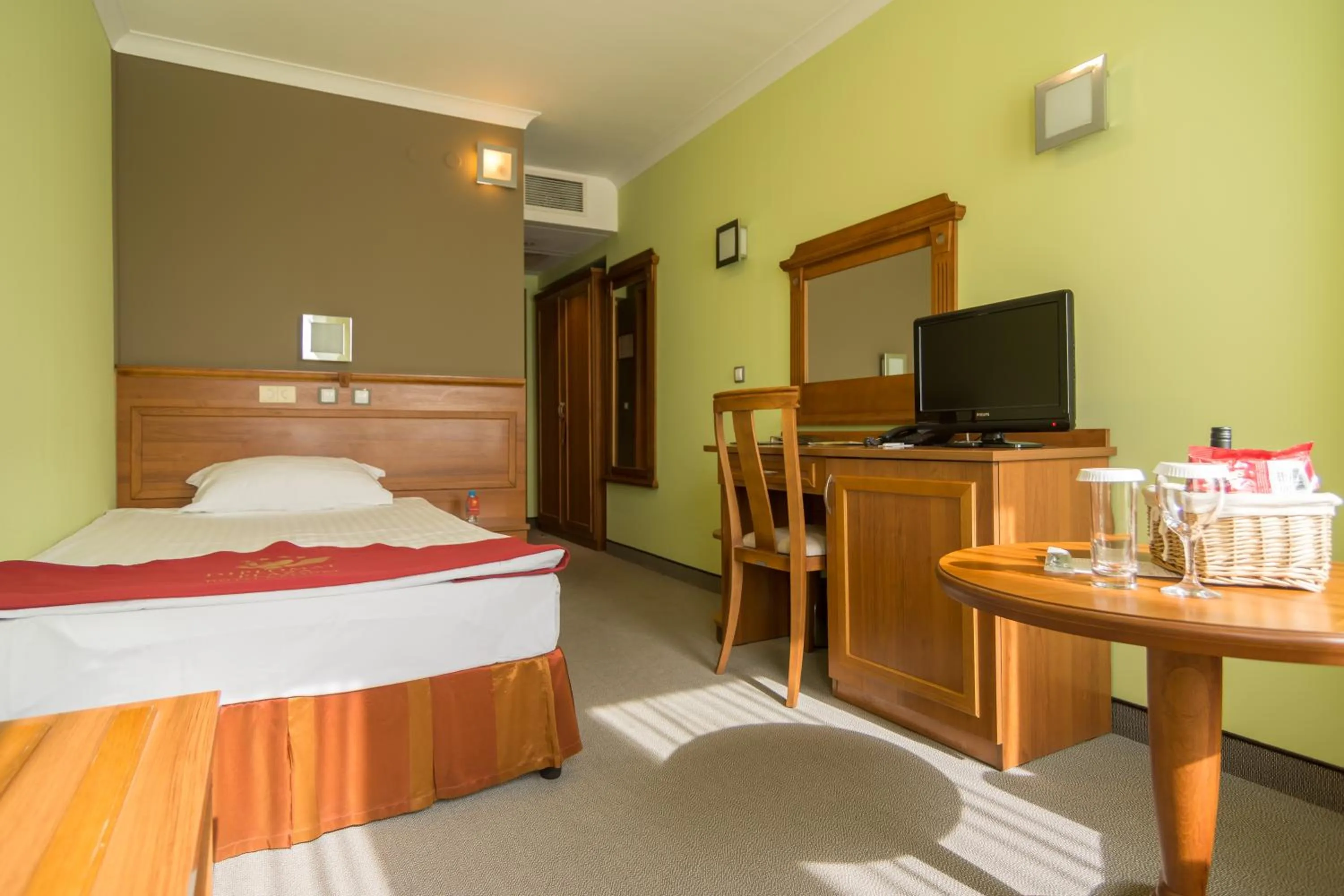 Bed in Diplomat Plaza Hotel & Resort