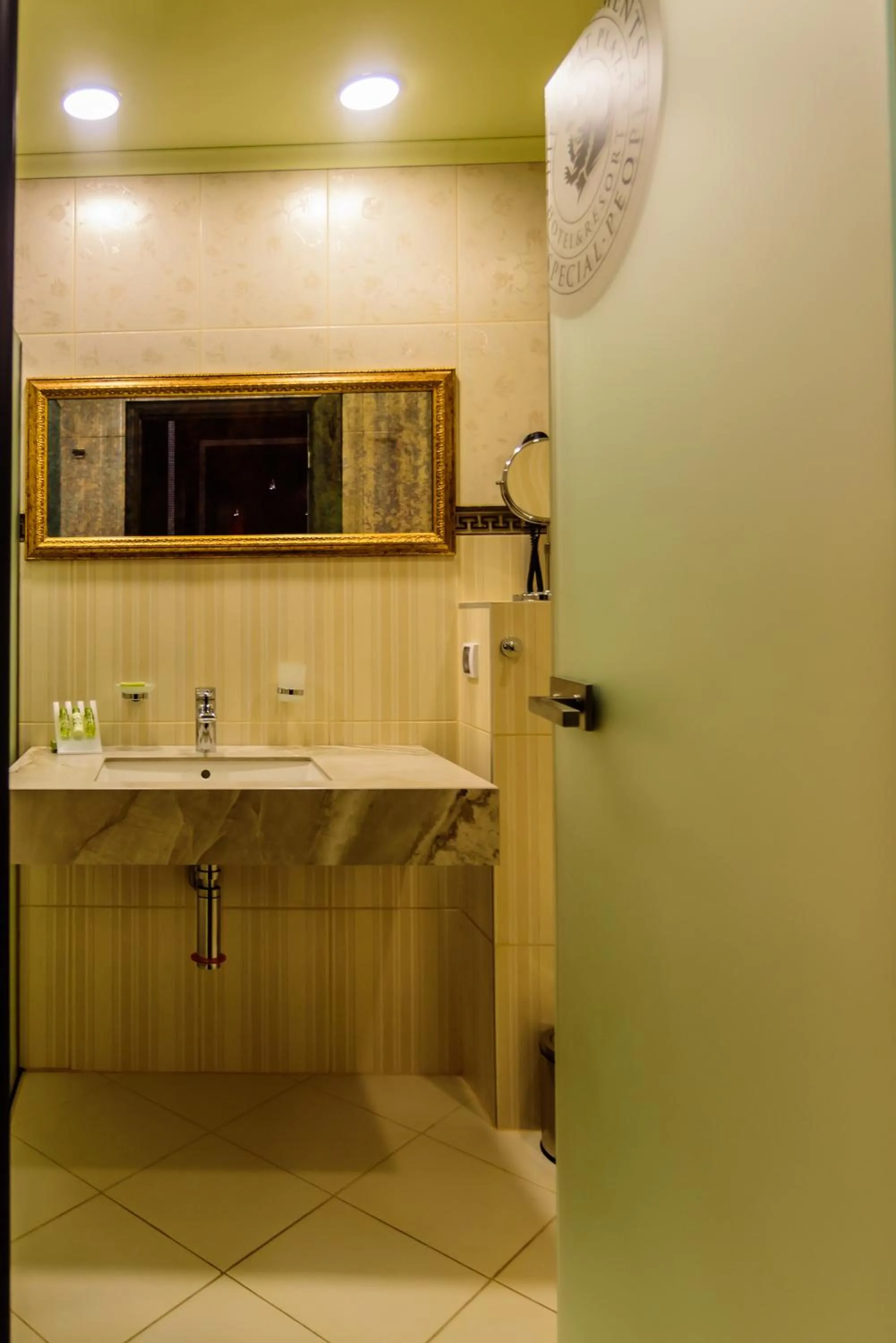 Diplomat Plaza Hotel & Resort