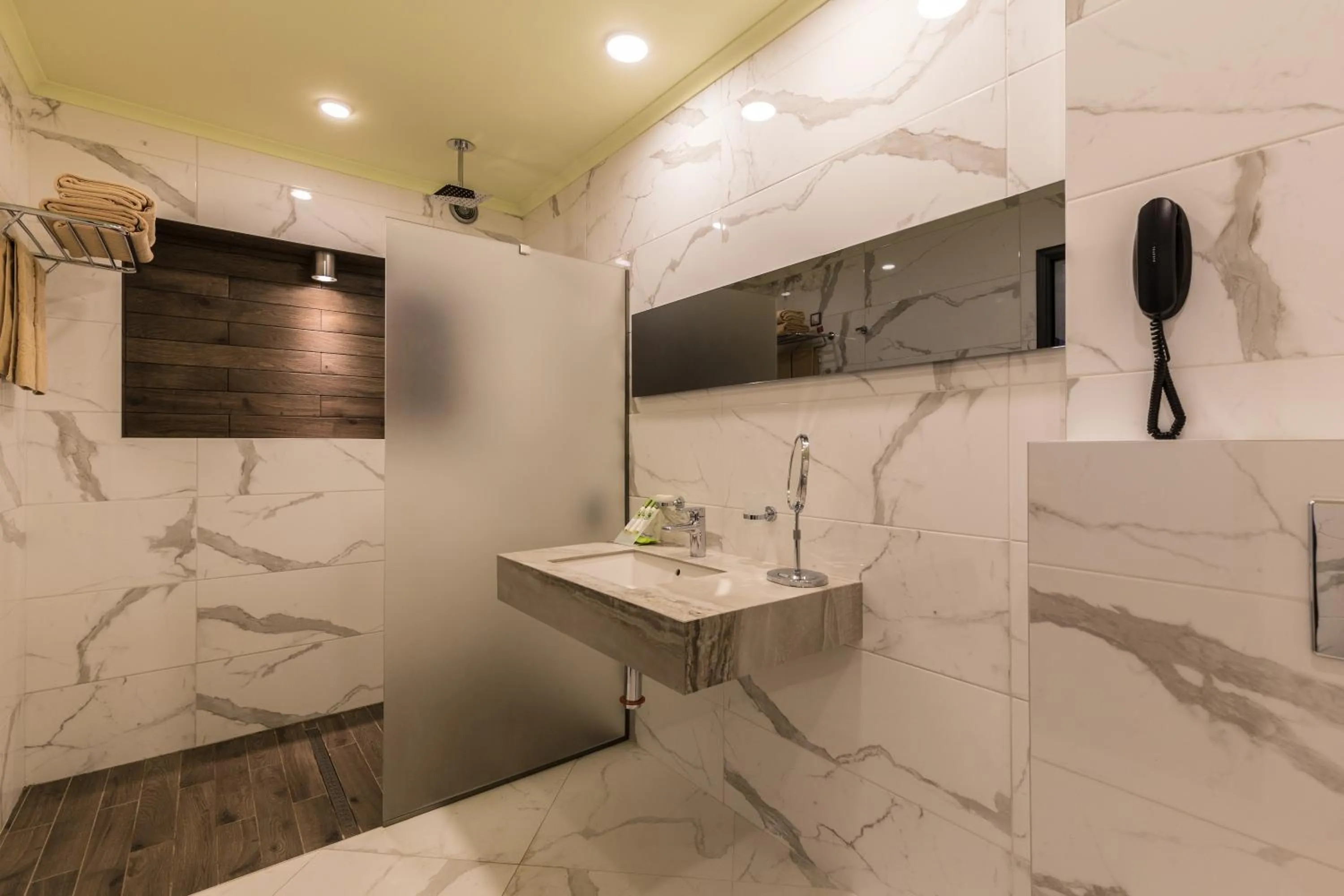 Diplomat Plaza Hotel & Resort