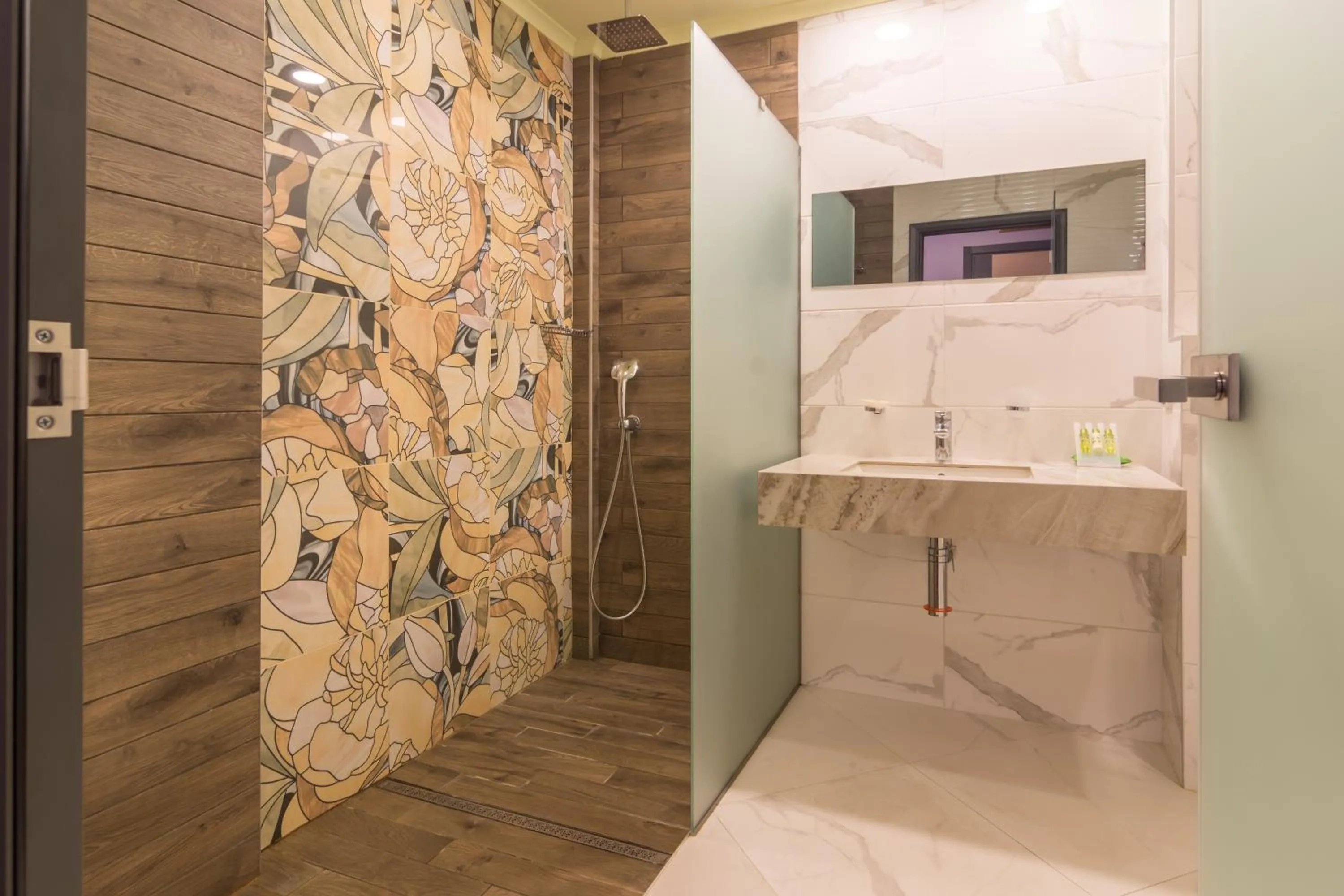 Diplomat Plaza Hotel & Resort