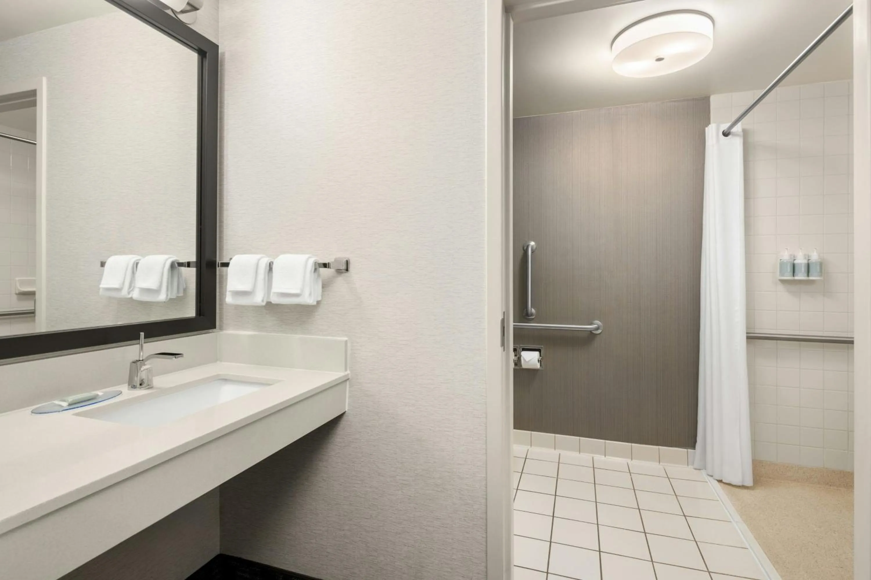 Bathroom in Courtyard by Marriott Bloomington Mall of America