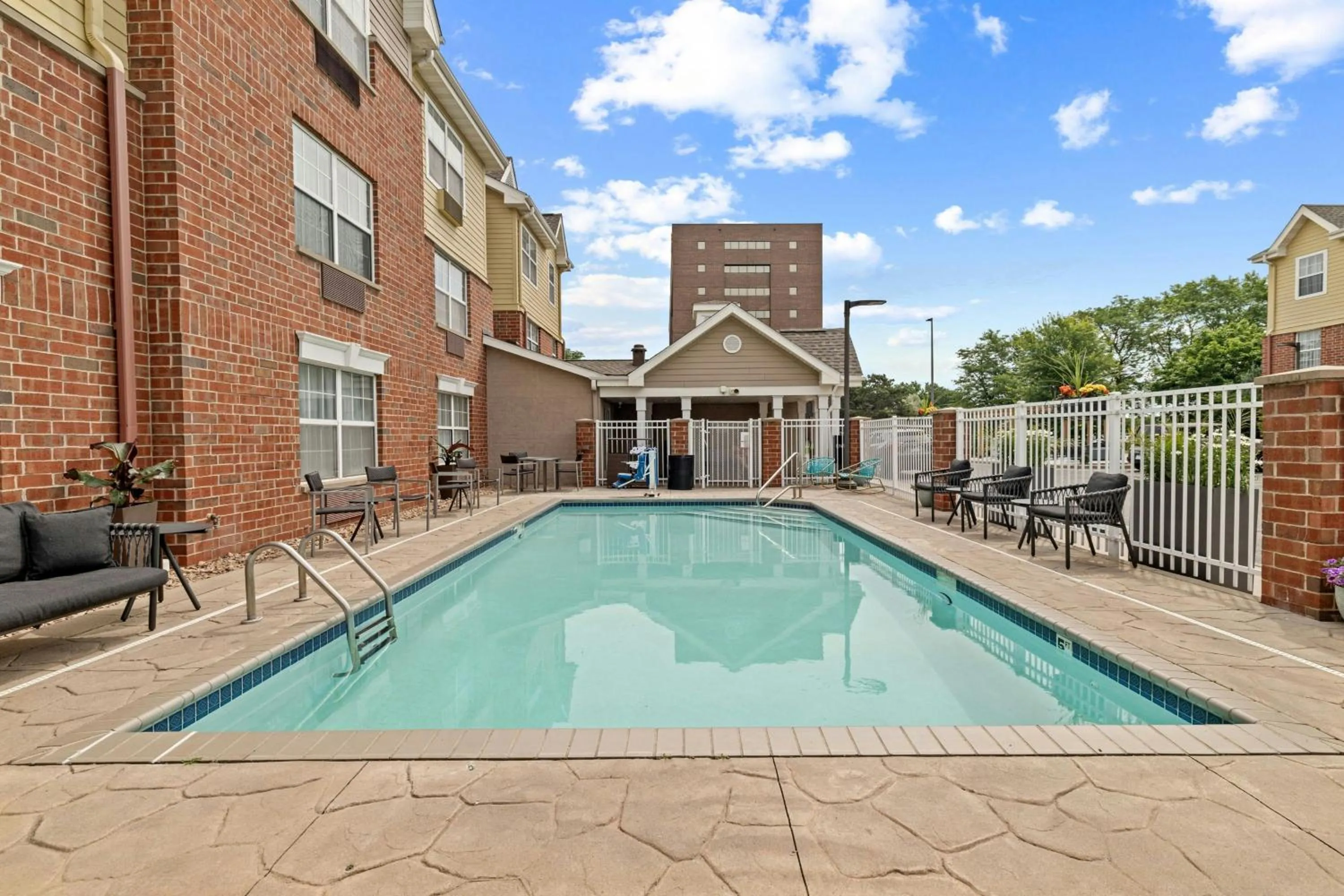 Swimming pool in TownePlace Suites Minneapolis West/St. Louis Park
