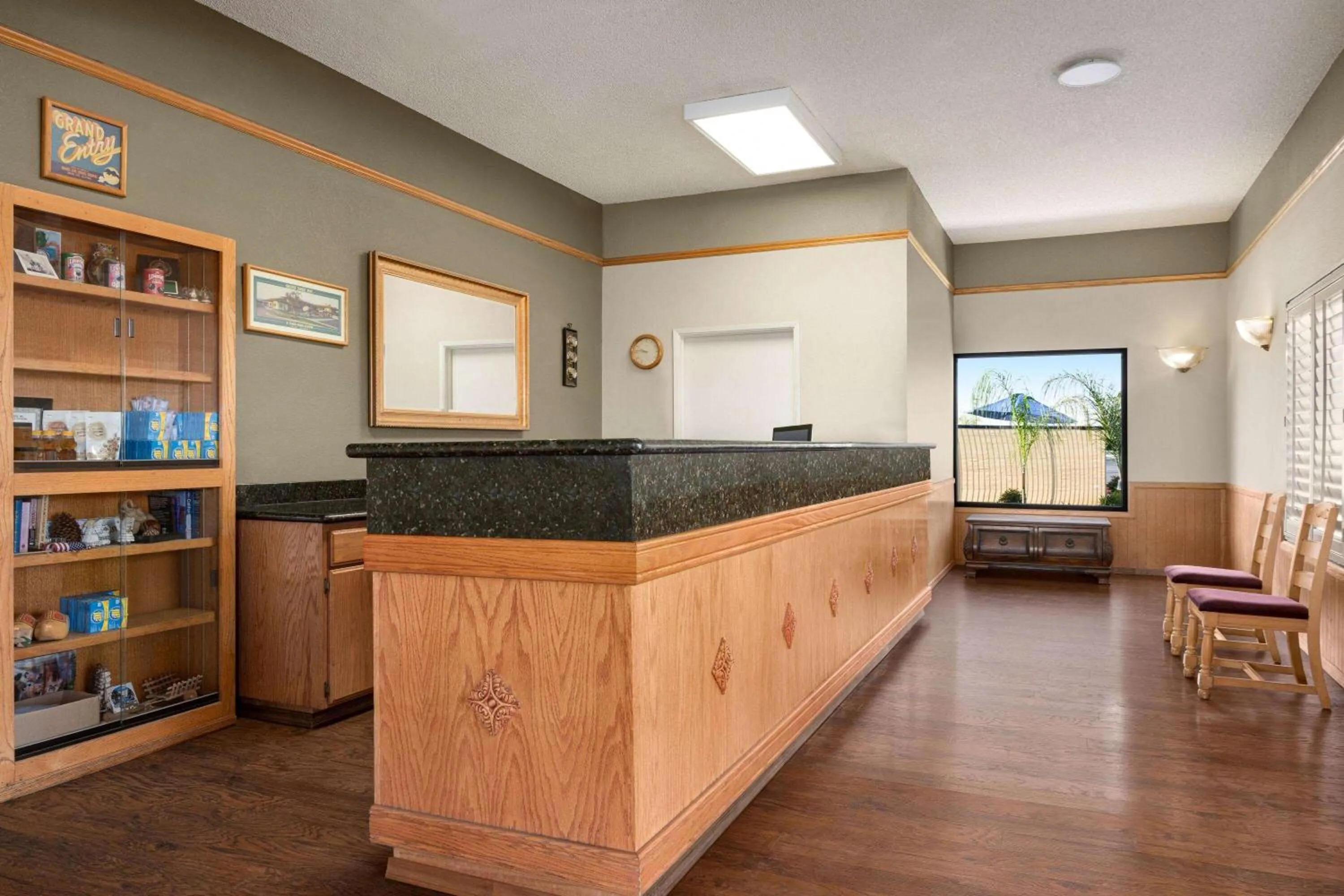 Lobby or reception in Super 8 by Wyndham Lindsay Olive Tree