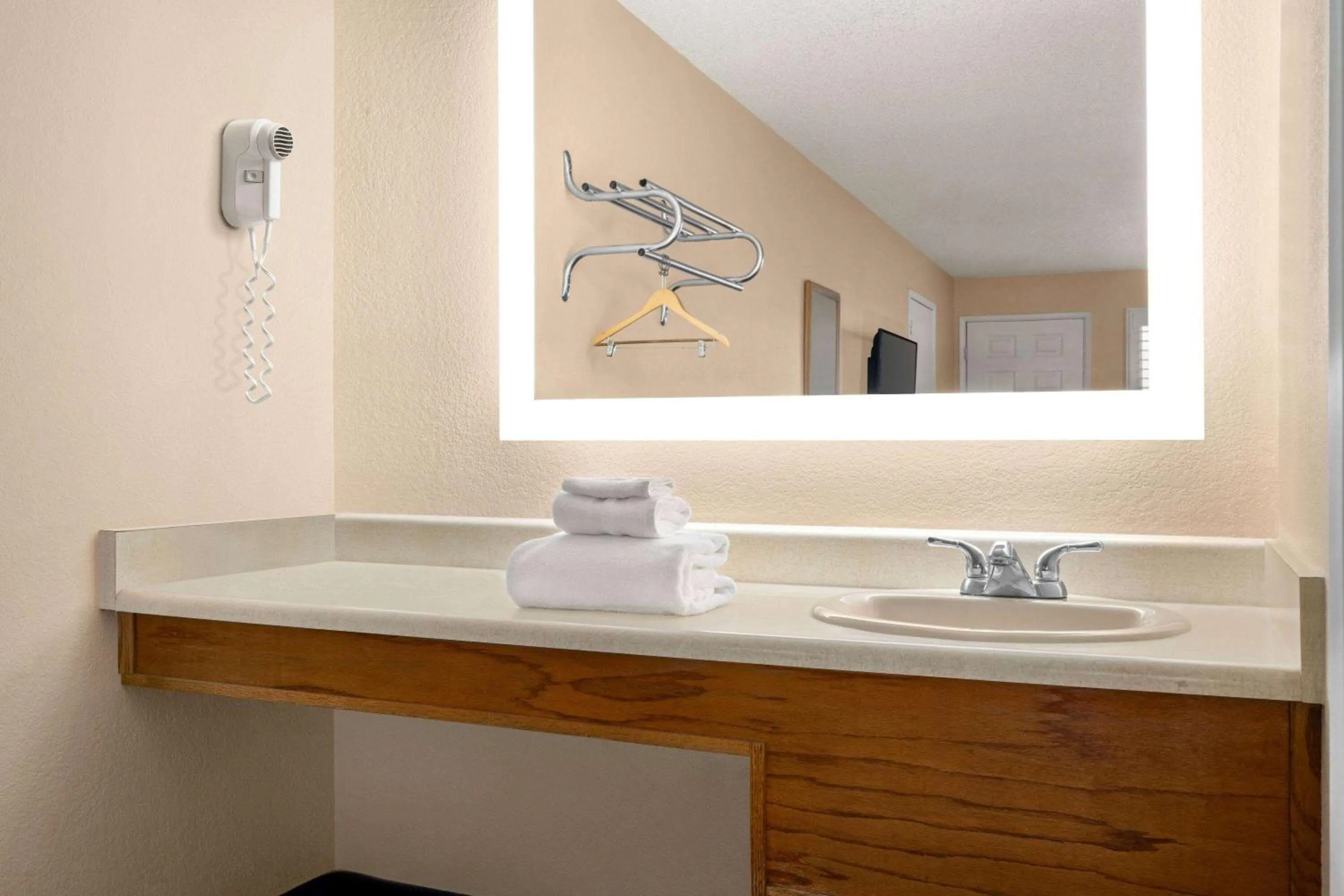 Bathroom in Super 8 by Wyndham Lindsay Olive Tree