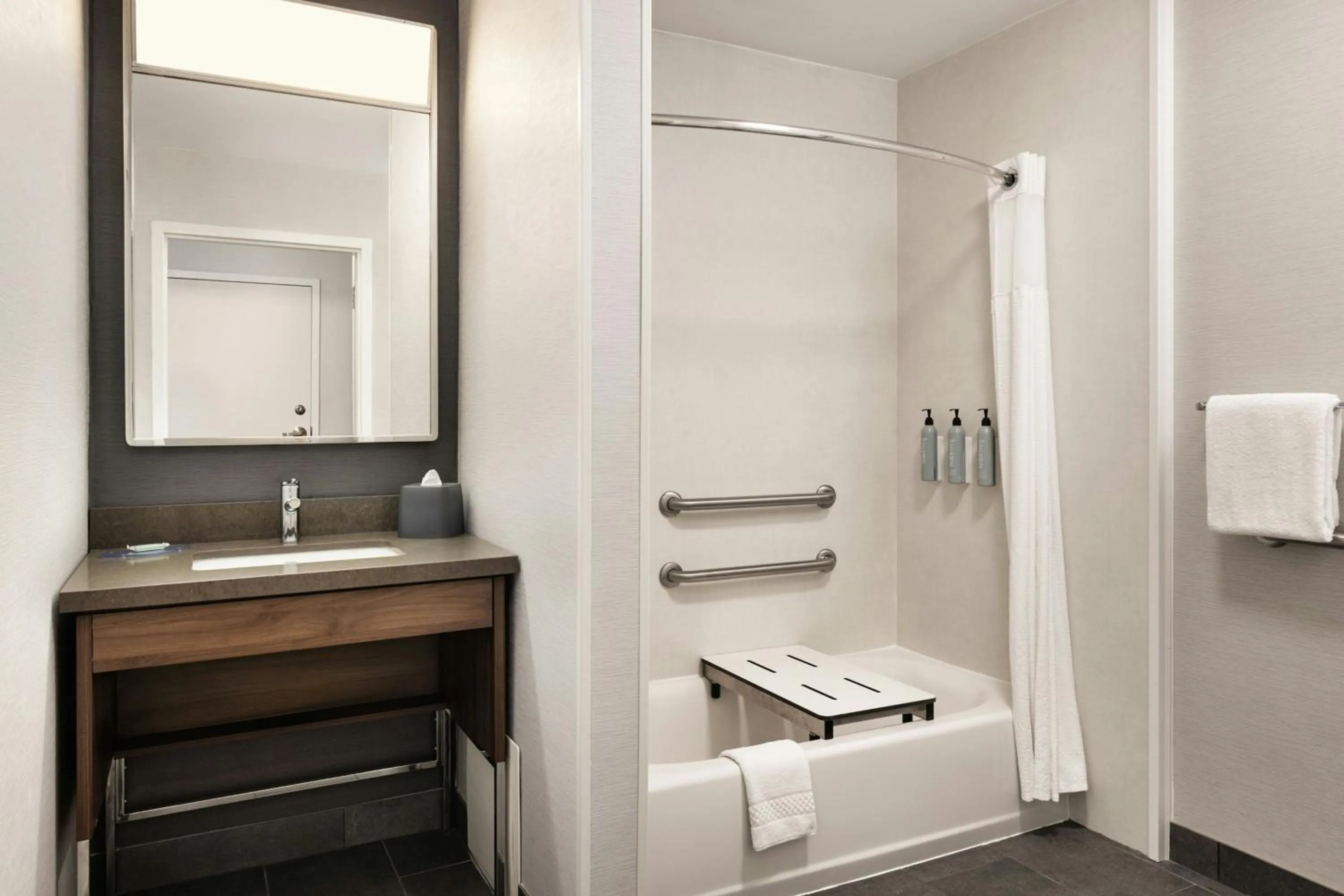 Bathroom in Courtyard Minneapolis St. Paul/Roseville