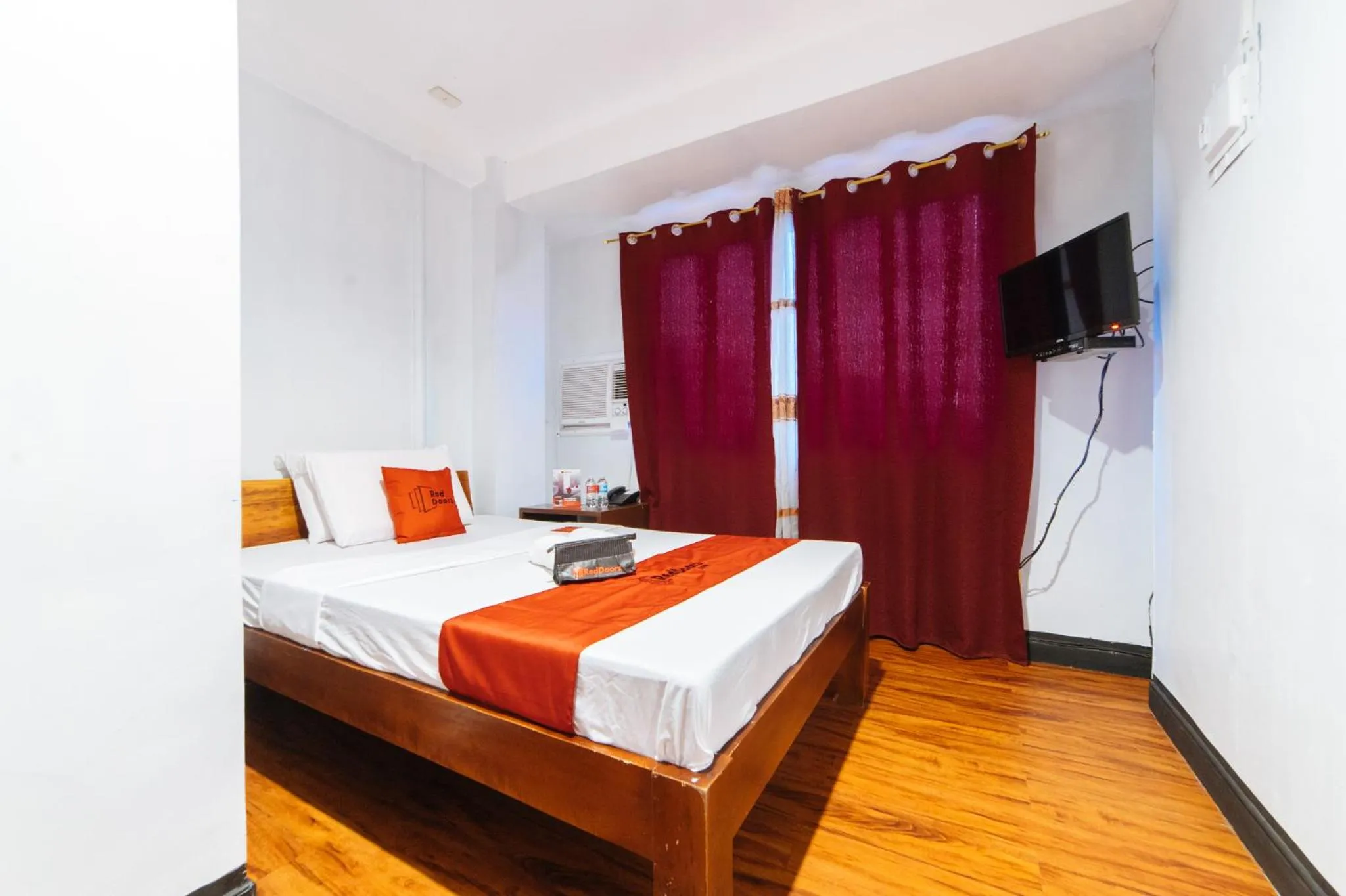 Bed in RedDoorz at Nirvana Pension House