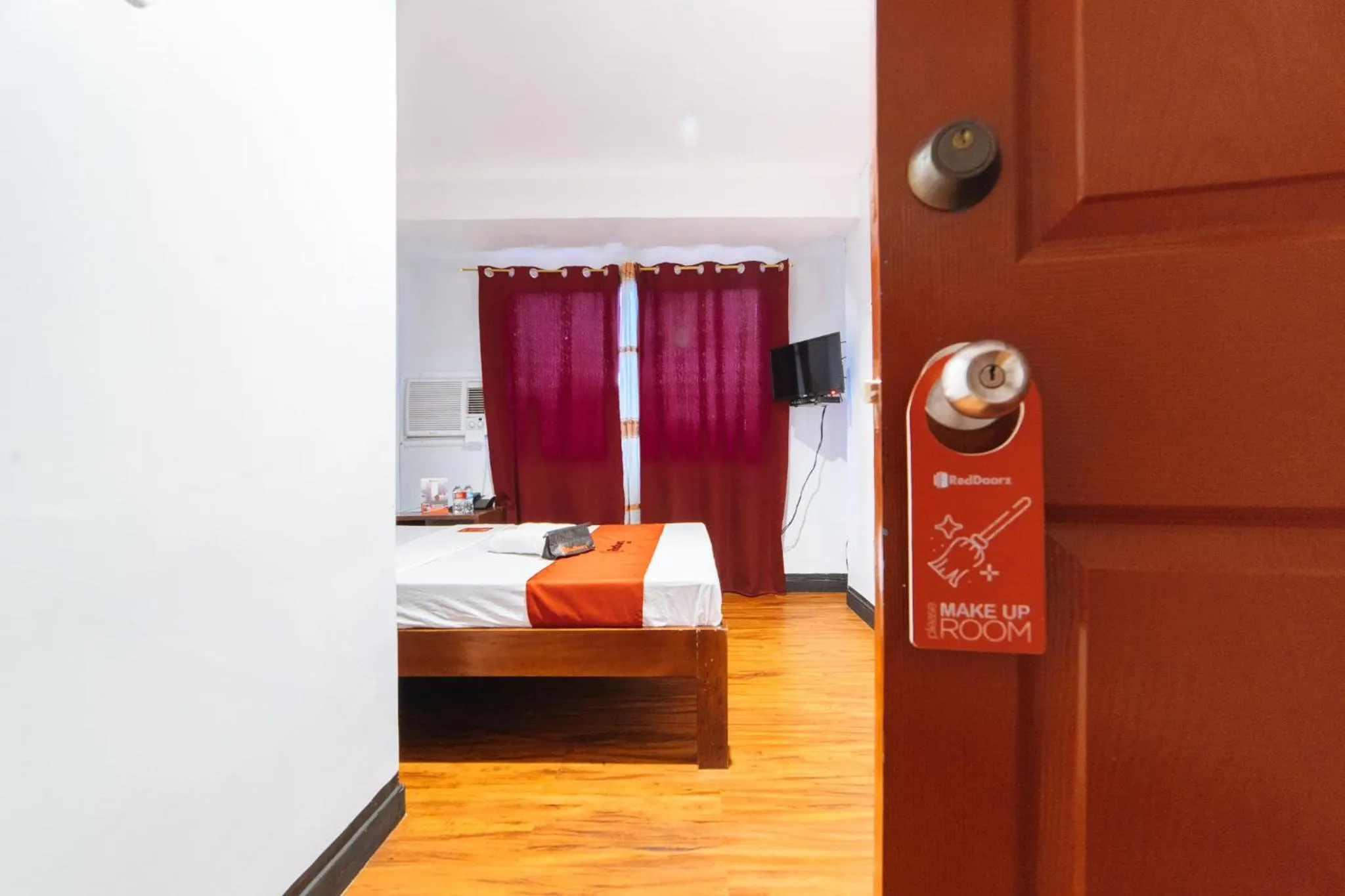 Photo of the whole room, Bed in RedDoorz at Nirvana Pension House