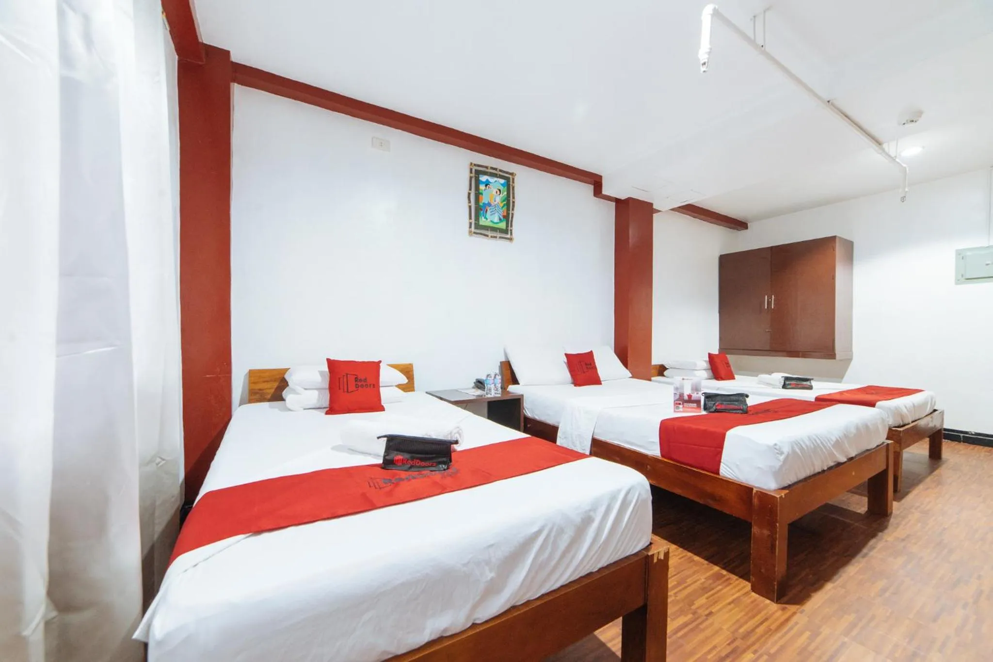 Photo of the whole room, Bed in RedDoorz at Nirvana Pension House