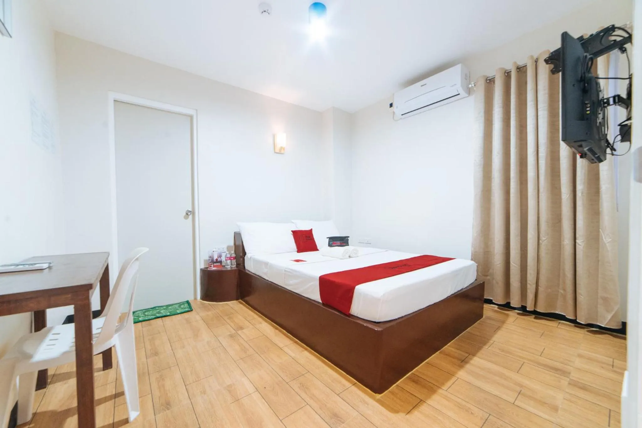 Bed in RedDoorz at Nirvana Pension House