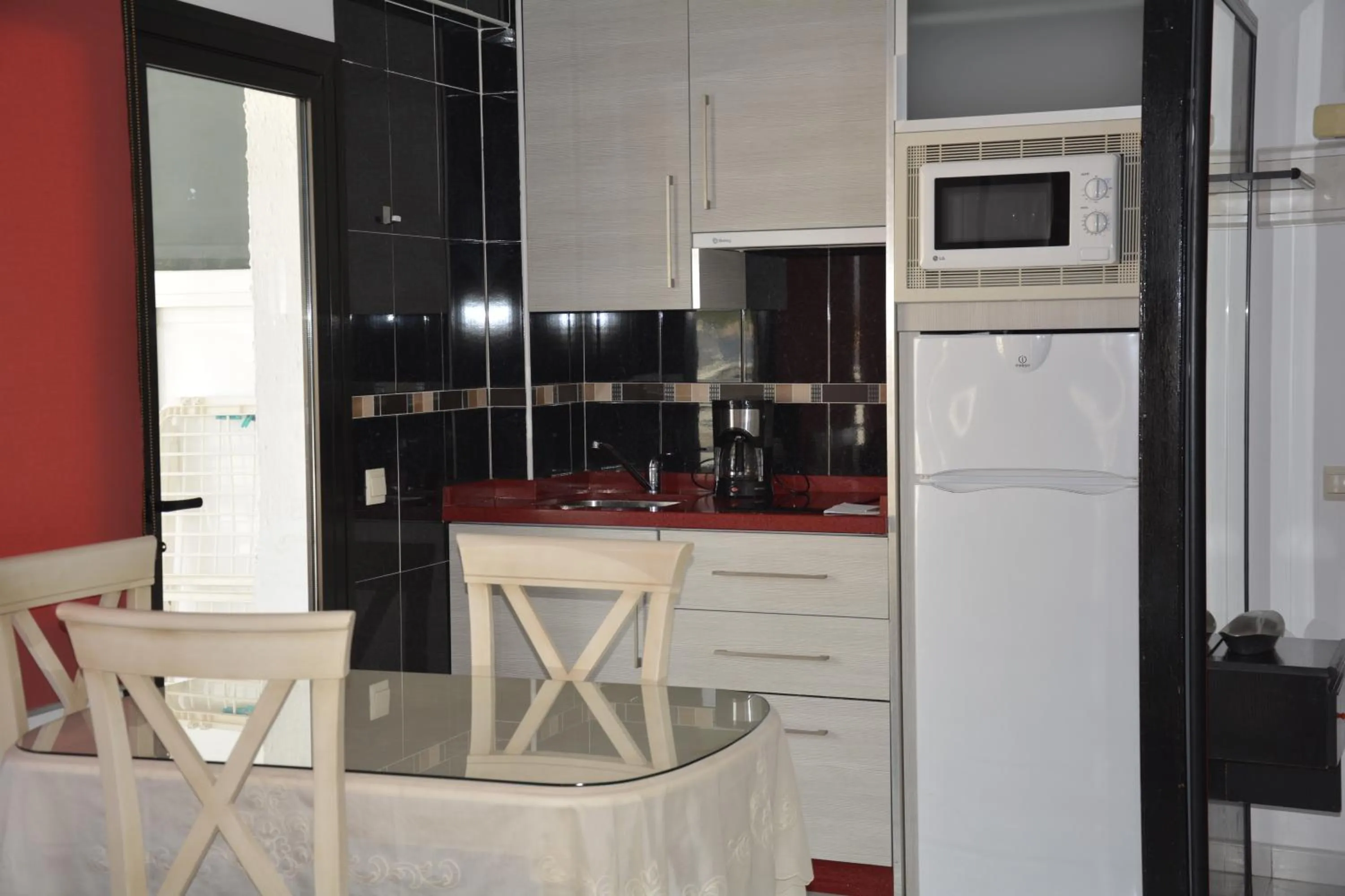 Kitchen or kitchenette in Apartamentos Mediterraneo