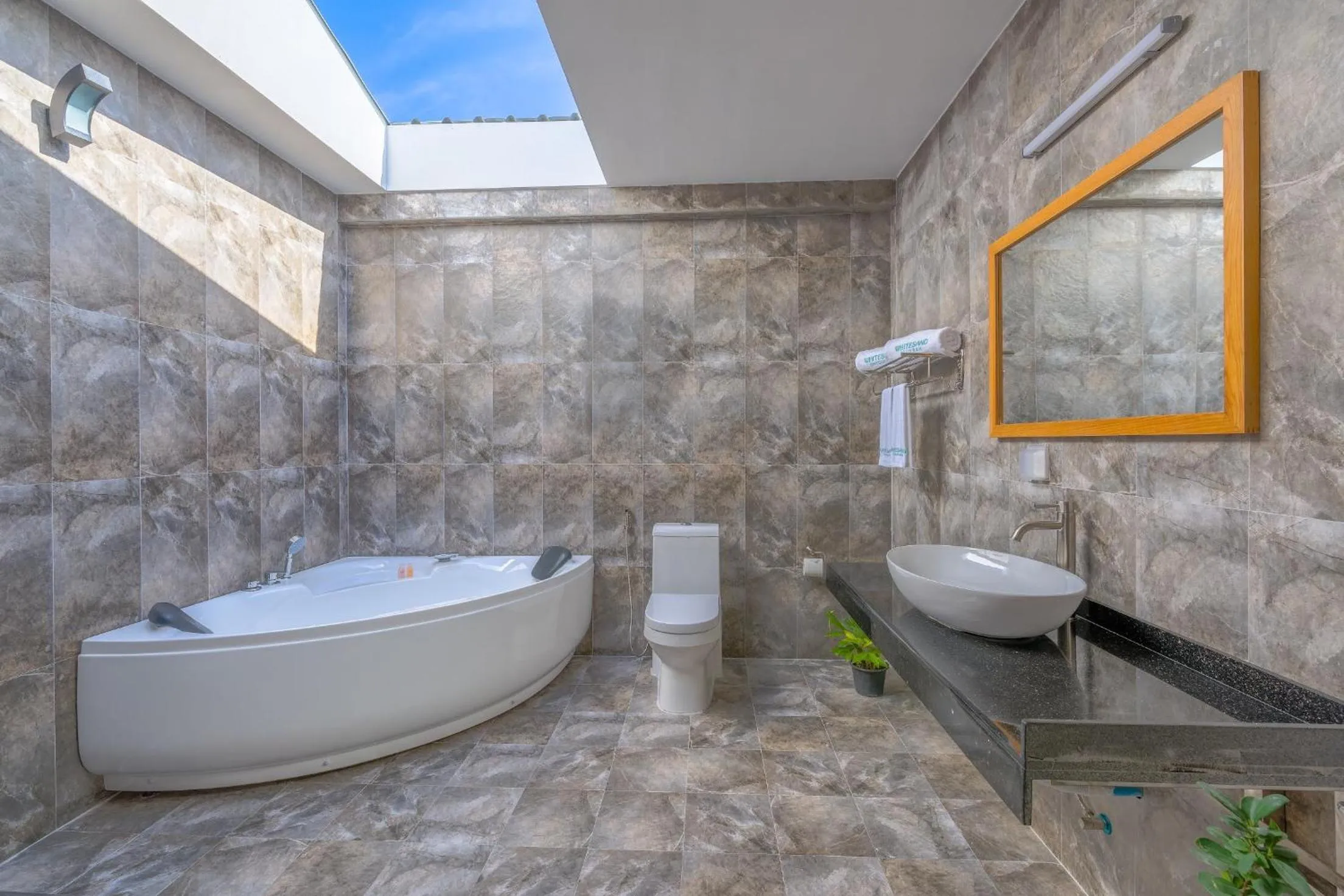 Shower in White Sand Dhigurah