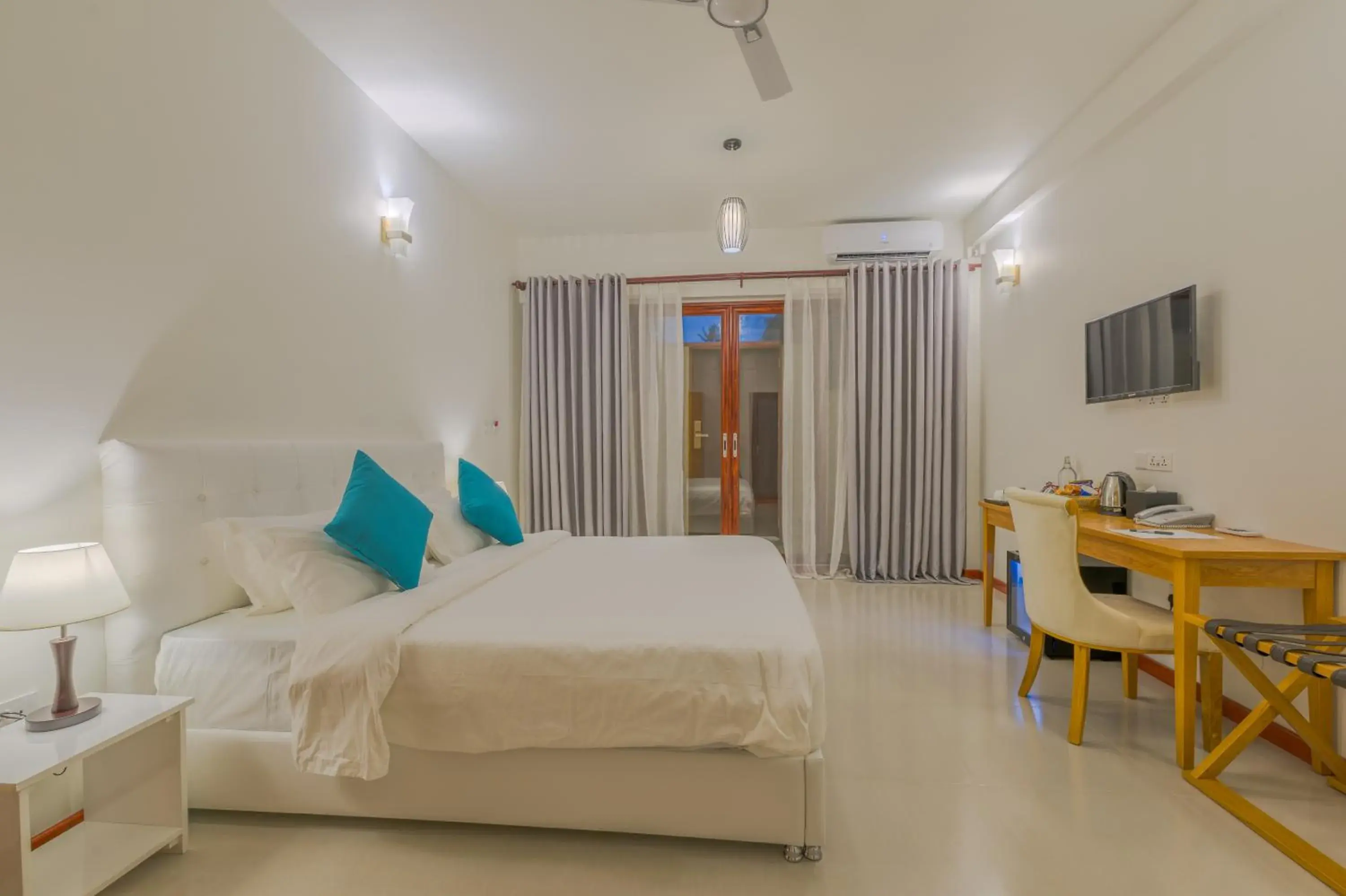 Deluxe Double Room with Bath in White Sand Dhigurah Deluxe Double Room with Bath in White Sand Dhigurah