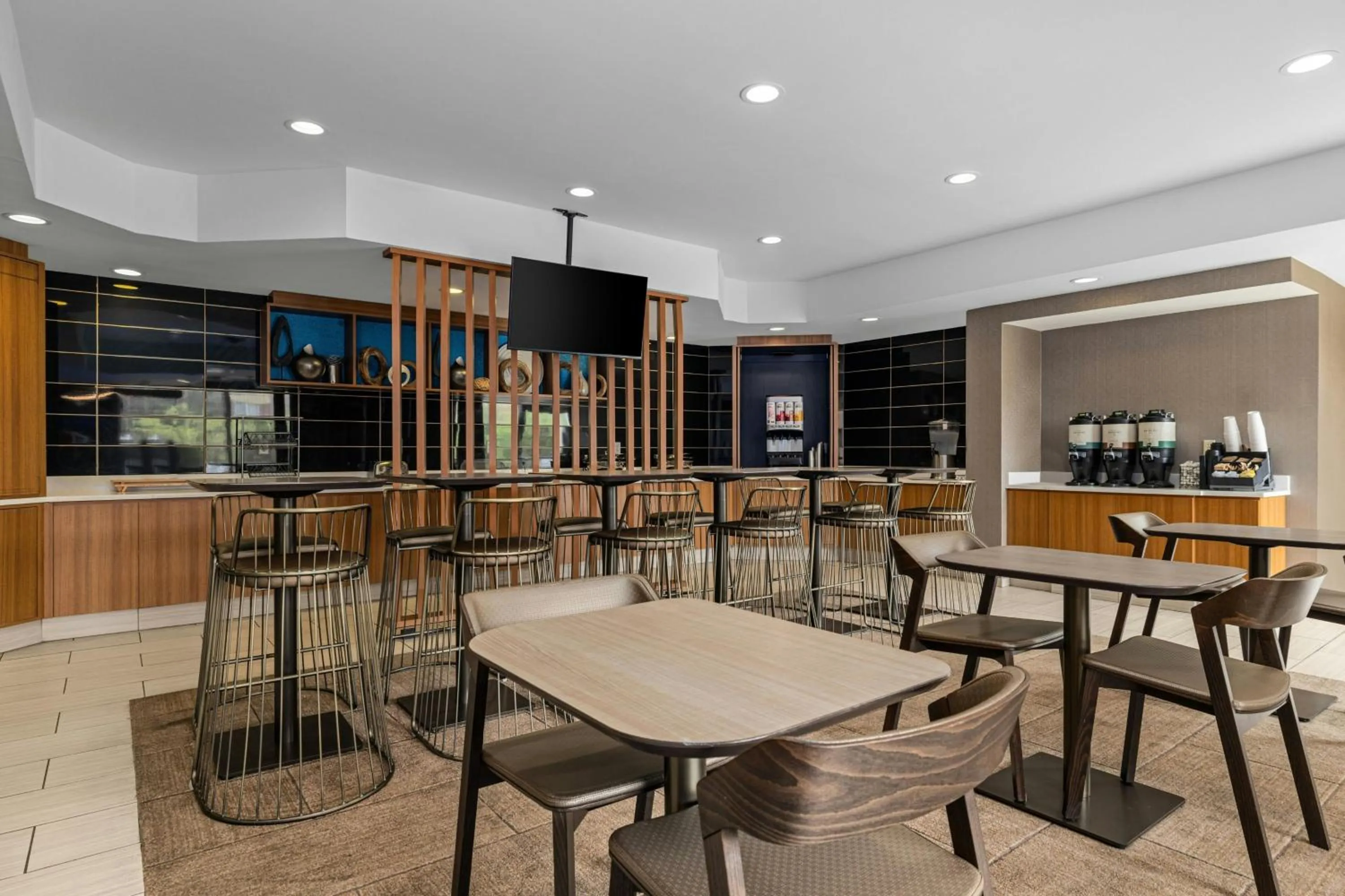 Breakfast in SpringHill Suites Minneapolis West St. Louis Park