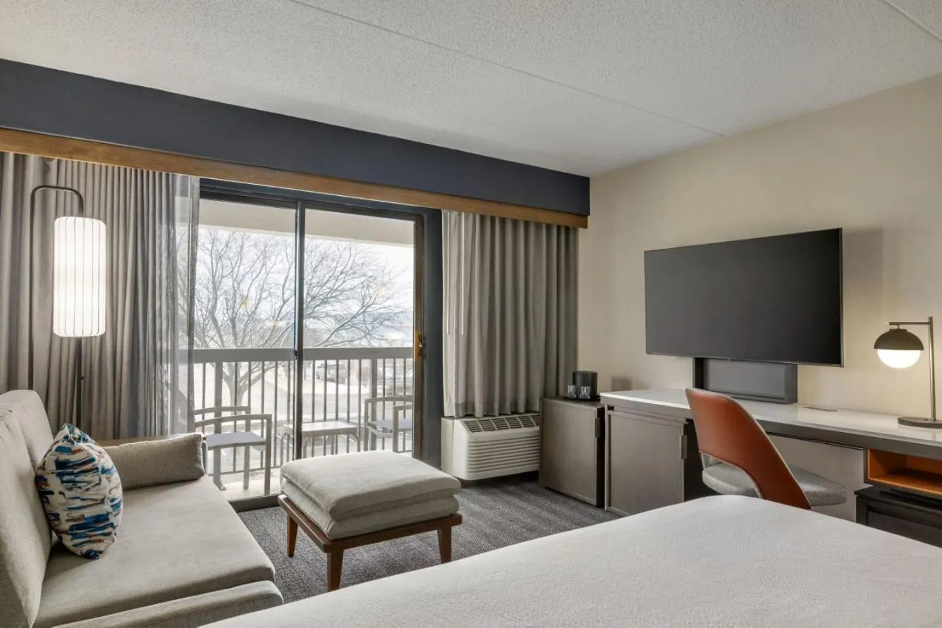 Balcony/Terrace, Bed in Courtyard by Marriott Kokomo