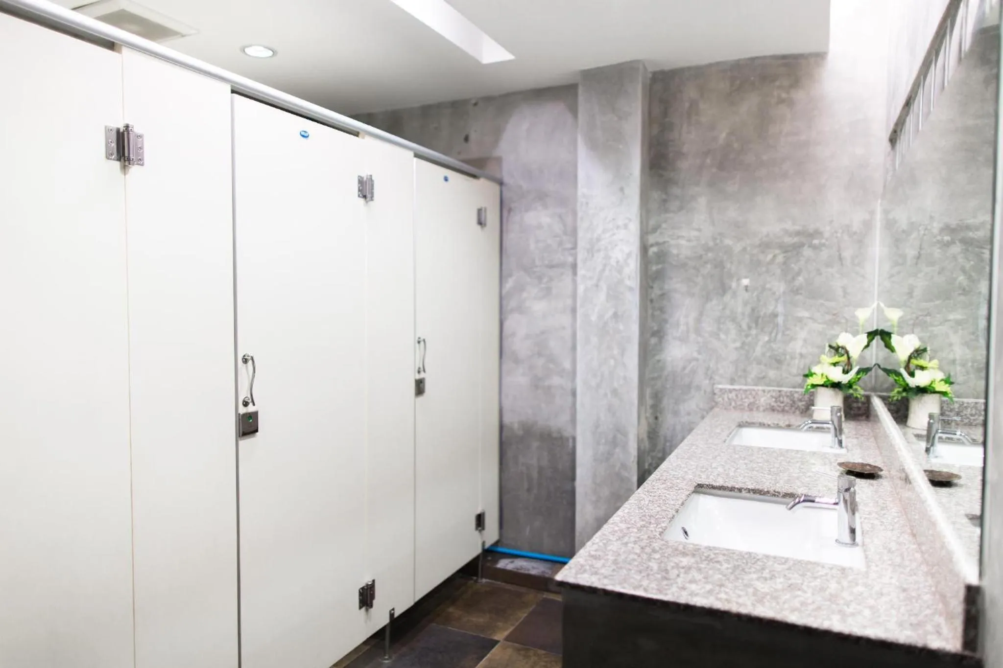 Public Bath in Chiangmai Midpoint Activity Hostel