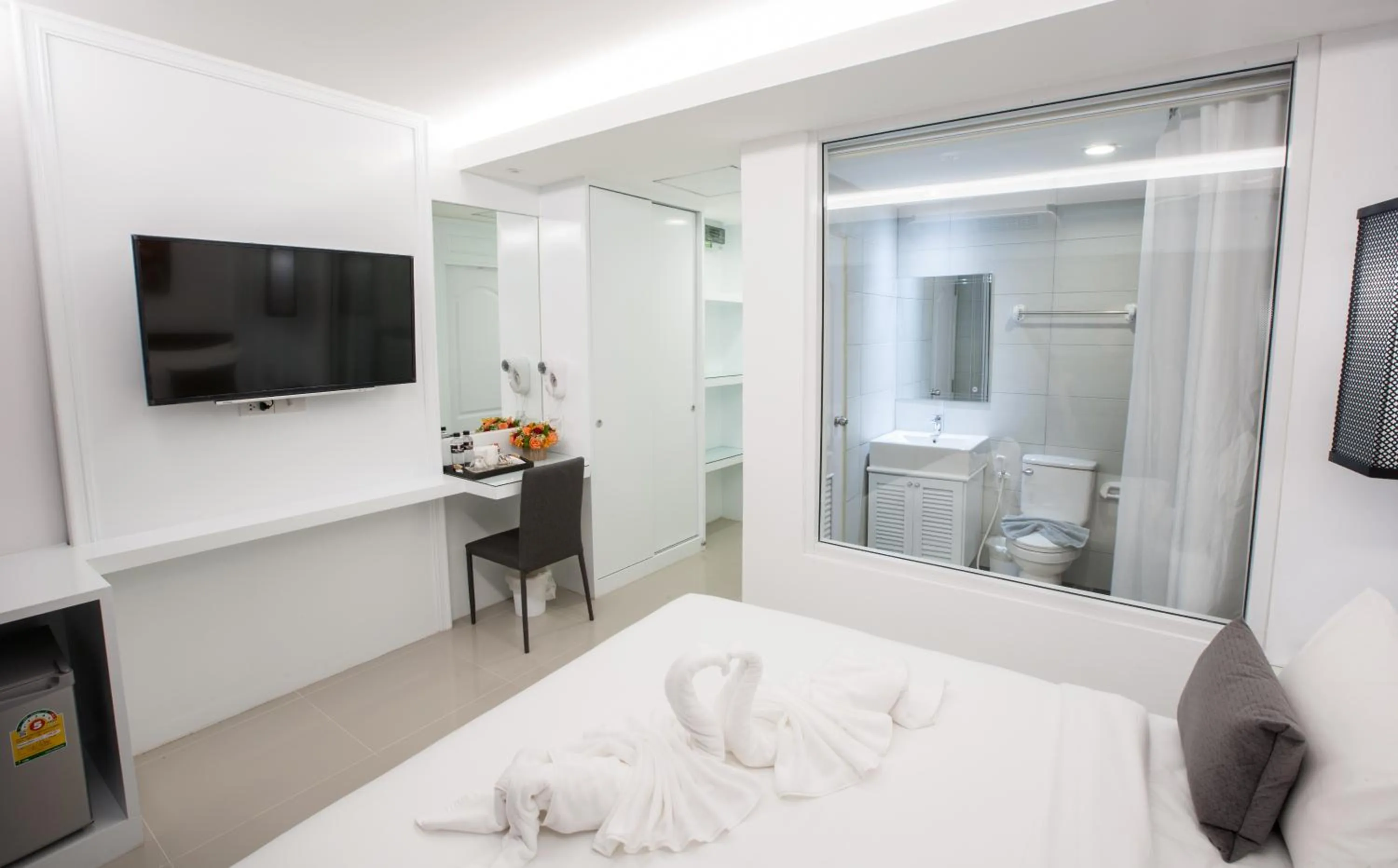 Bathroom, Bed in Chiangmai Midpoint Activity Hostel