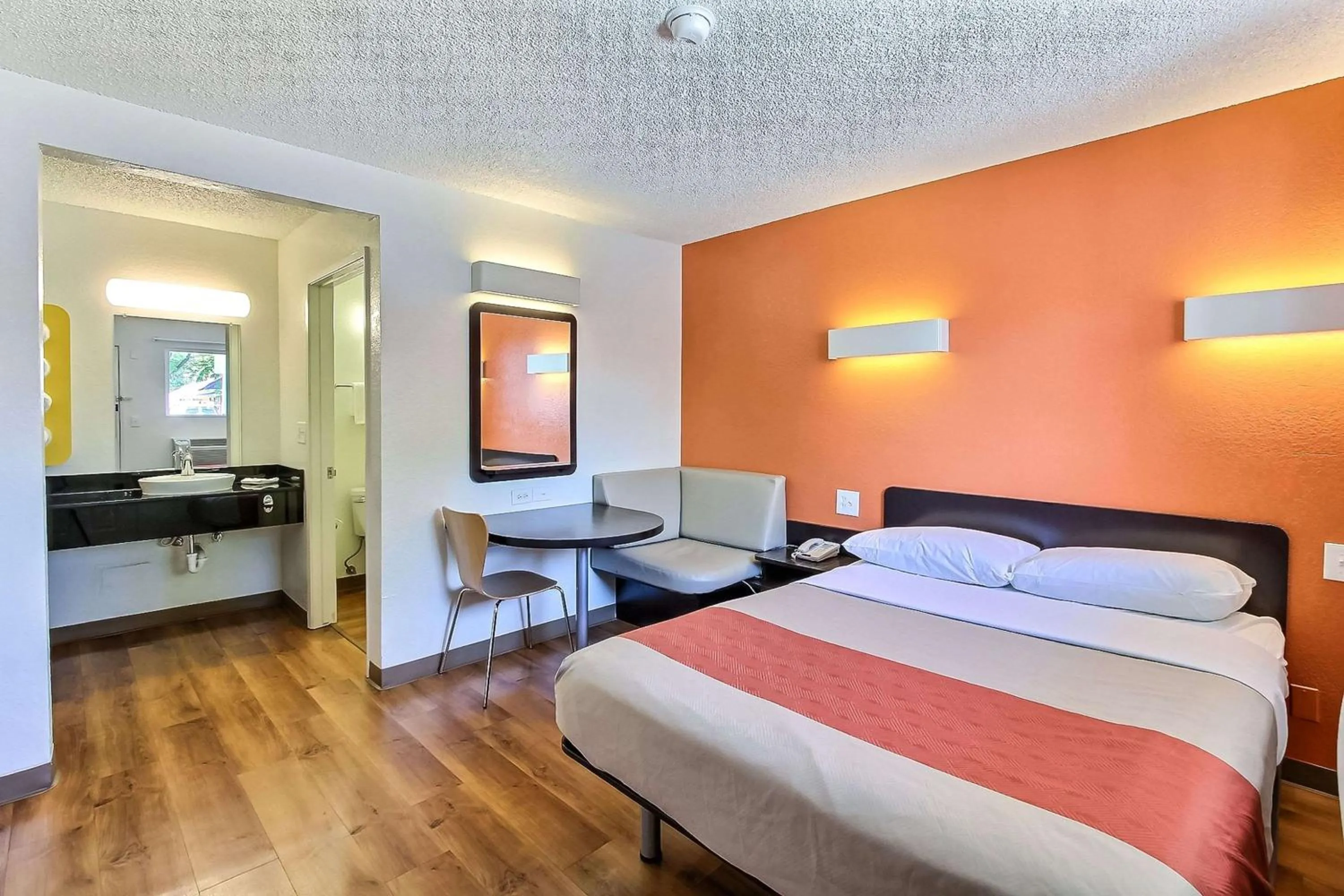 Seating area, Bed in Motel 6-San Jose, CA - Airport