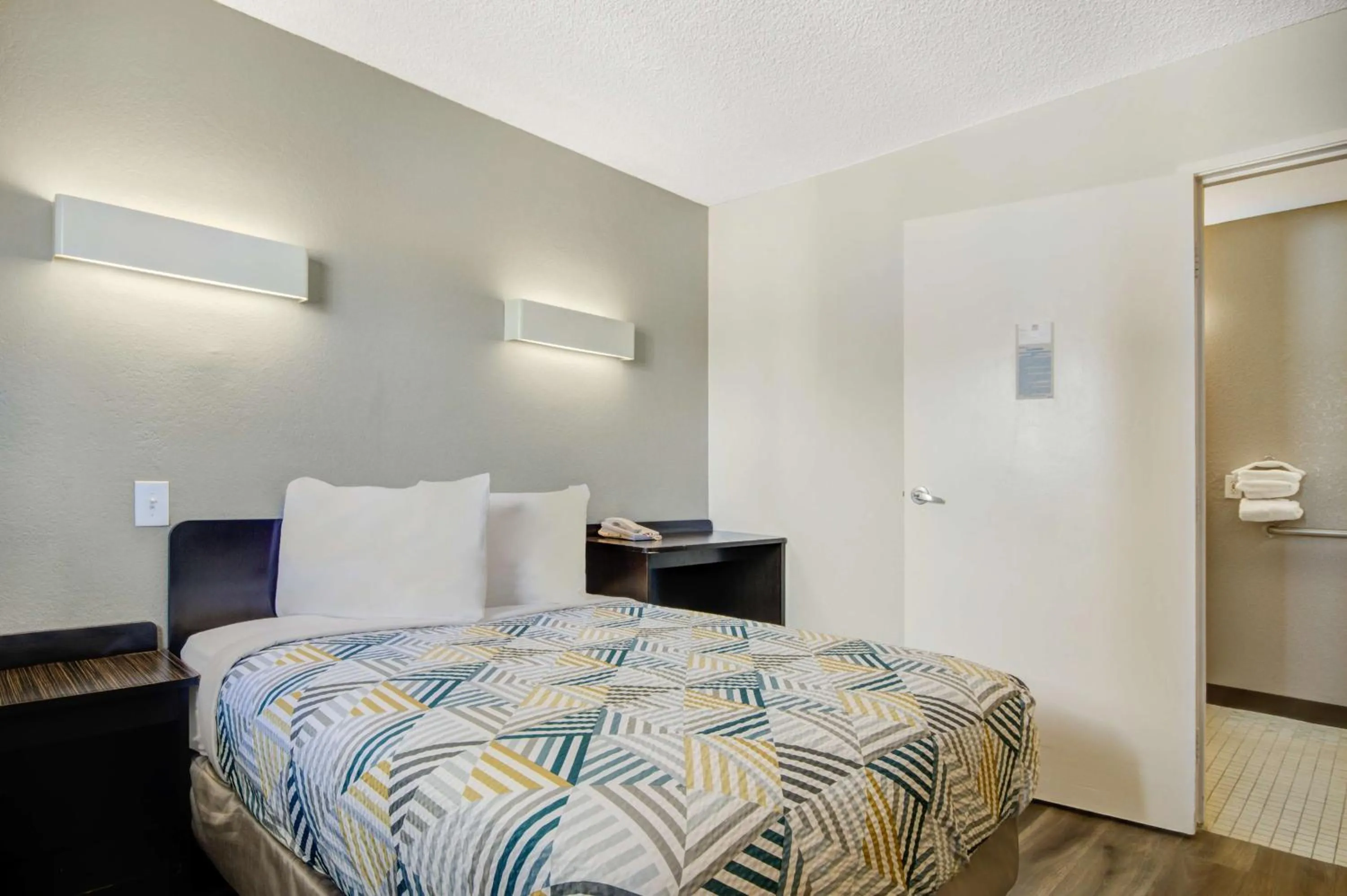 Bedroom, Bed in Motel 6-San Jose, CA - Airport