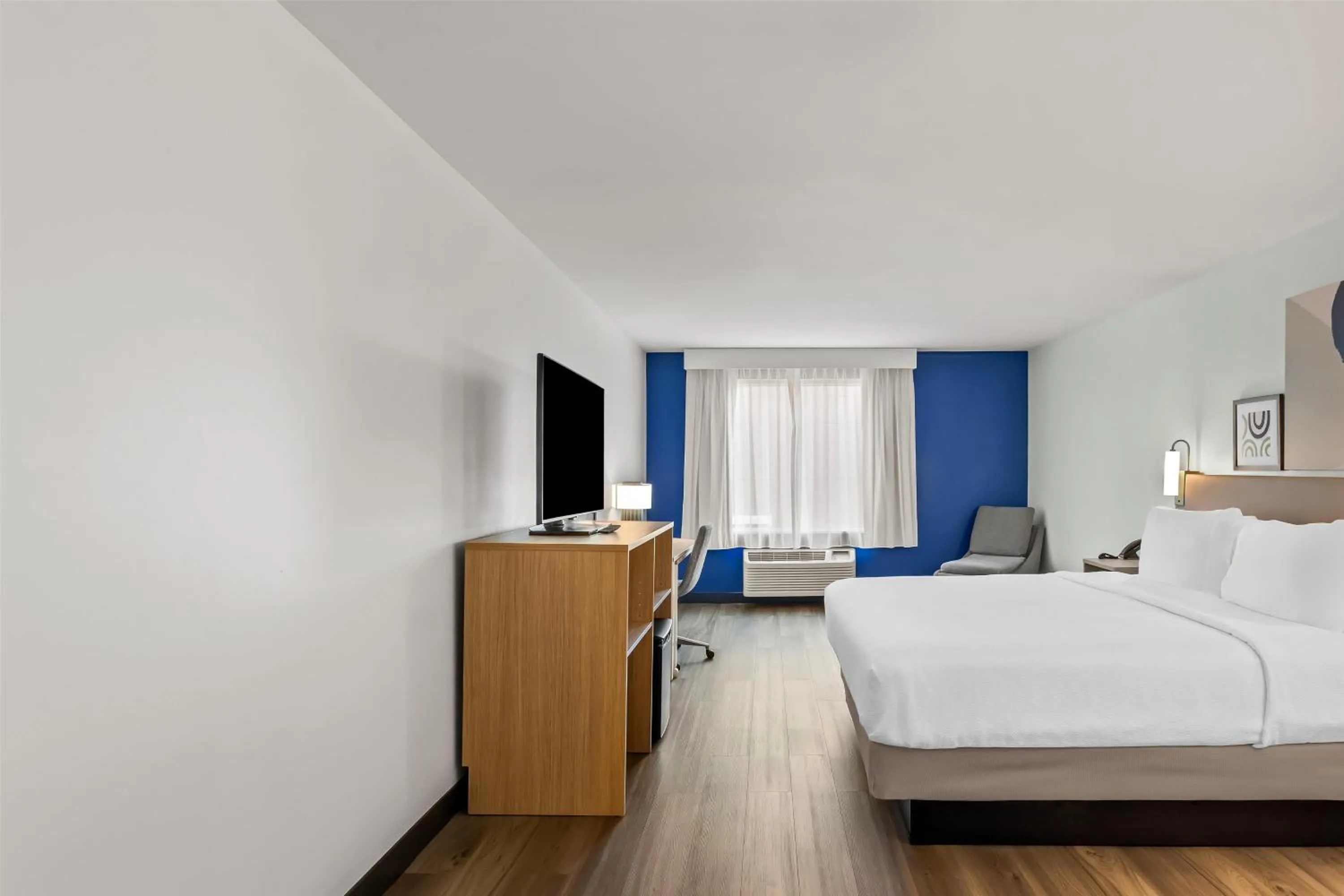 Bed in Spark By Hilton Oak Forest I-57