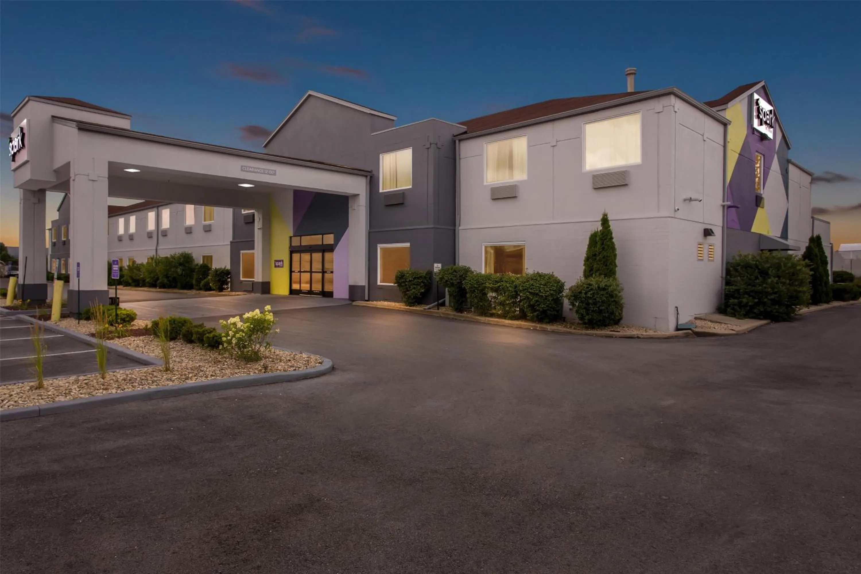 Property building in Spark By Hilton Oak Forest I-57