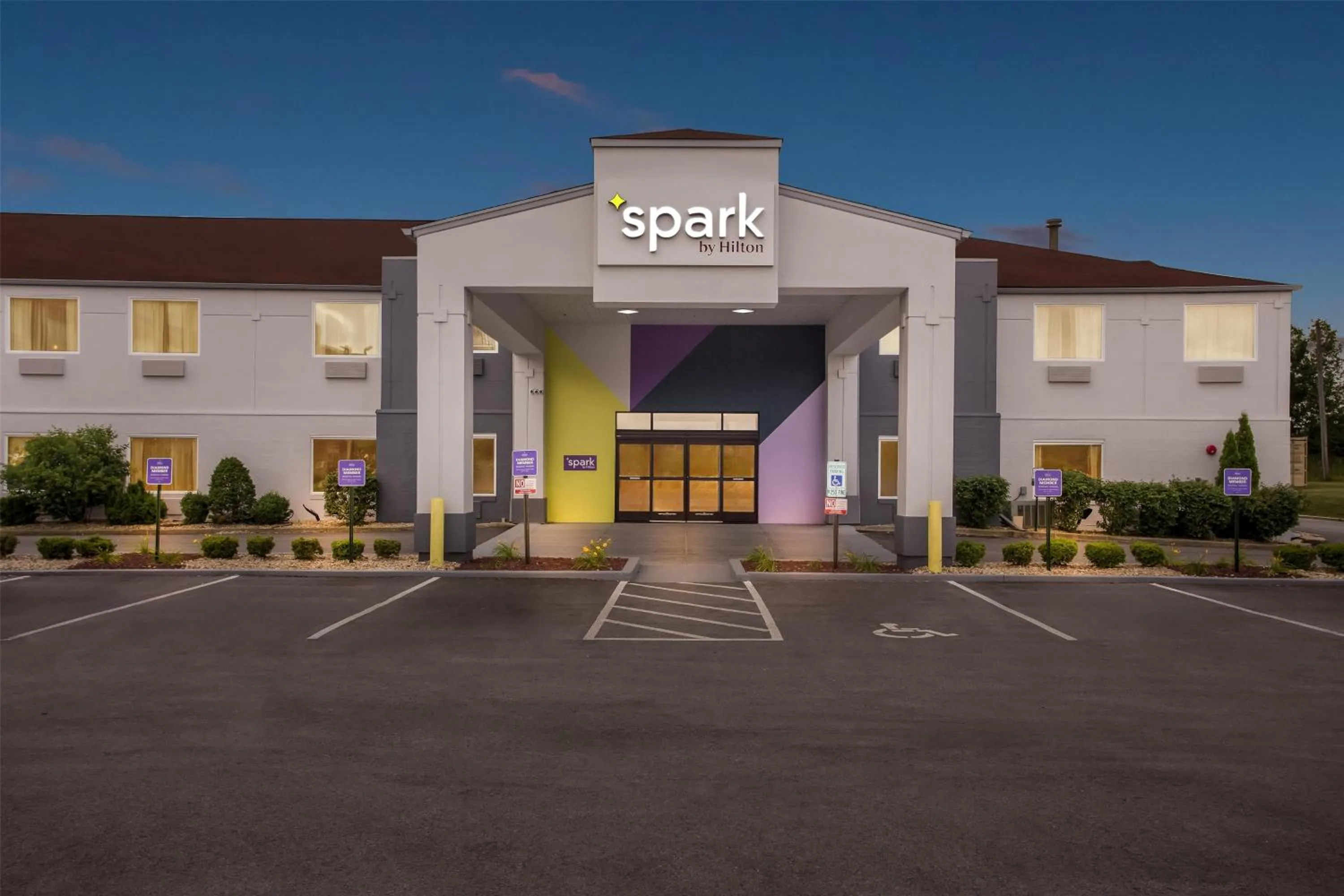 Property building in Spark By Hilton Oak Forest I-57