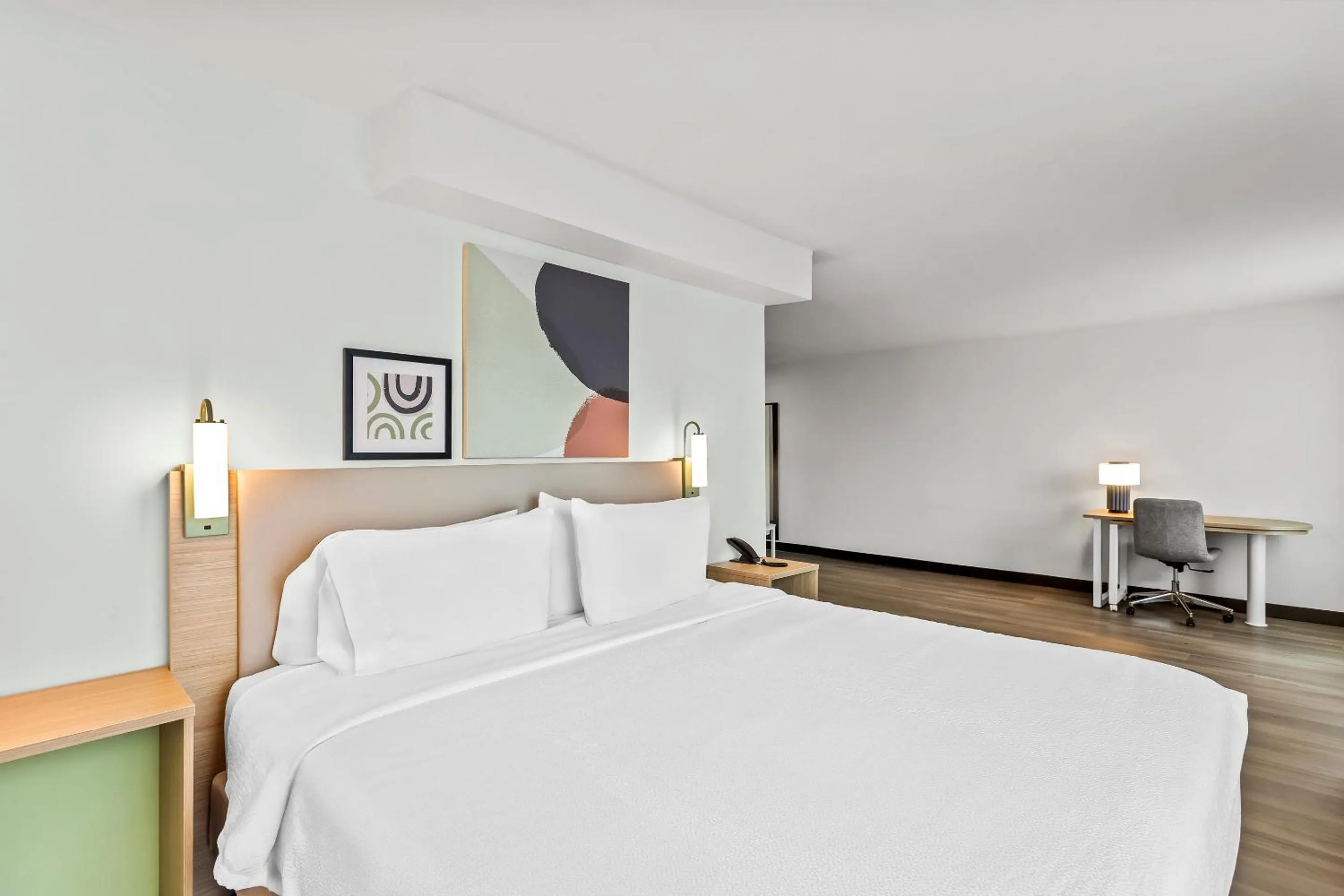 Bedroom, Bed in Spark By Hilton Oak Forest I-57