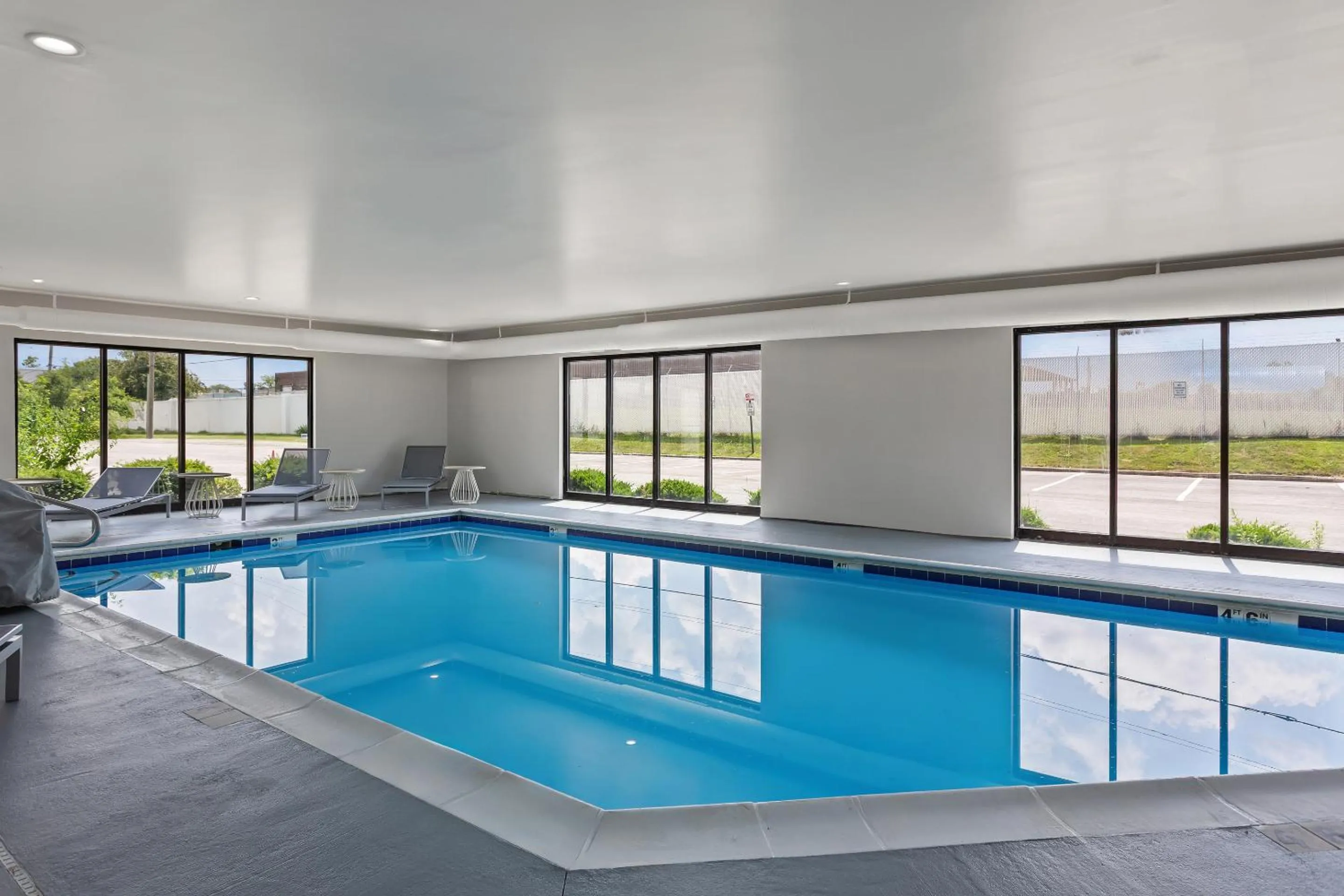 Swimming pool in Spark By Hilton Oak Forest I-57