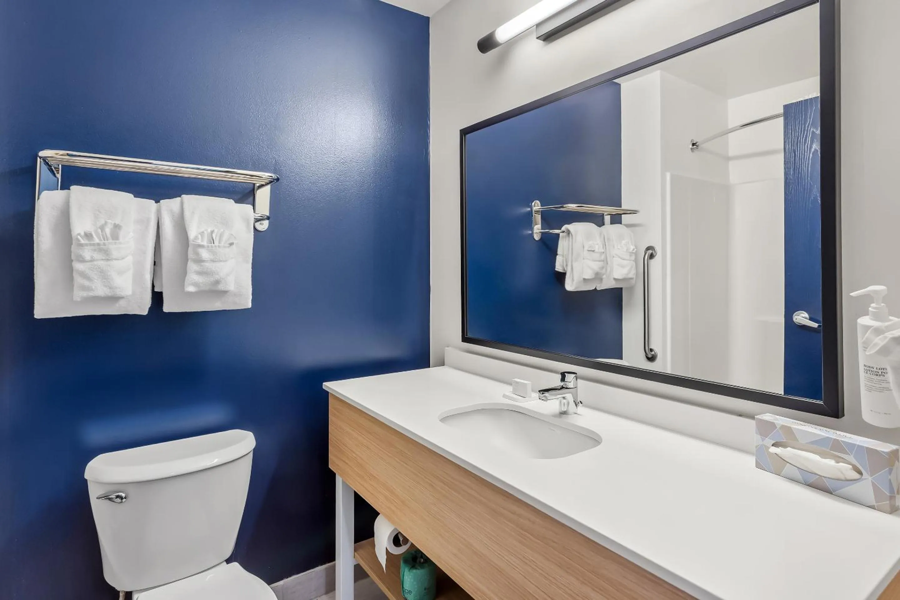 Bathroom in Spark By Hilton Oak Forest I-57