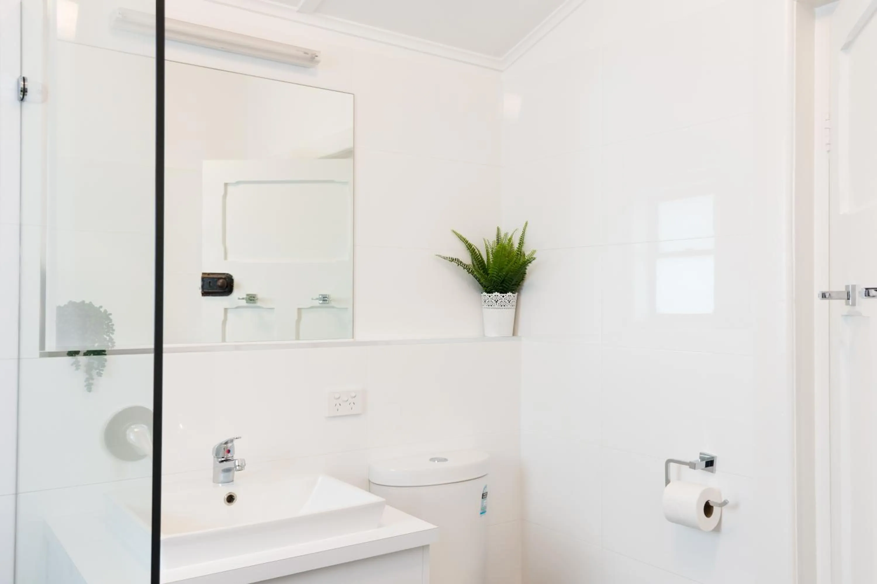 Shower in Agnes Cottage Bed & Breakfast