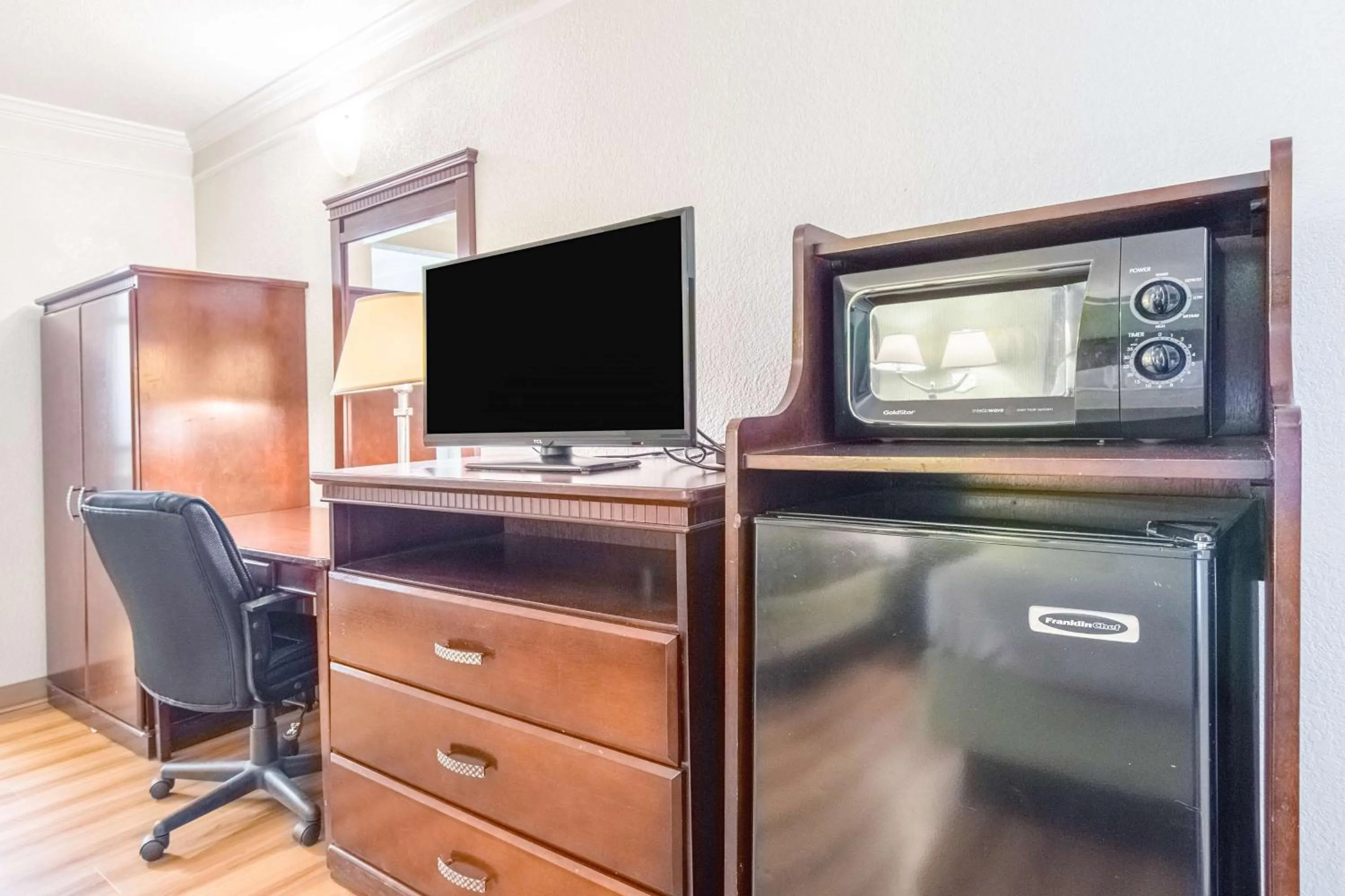 TV and multimedia in Motel 6-Kingsburg, CA
