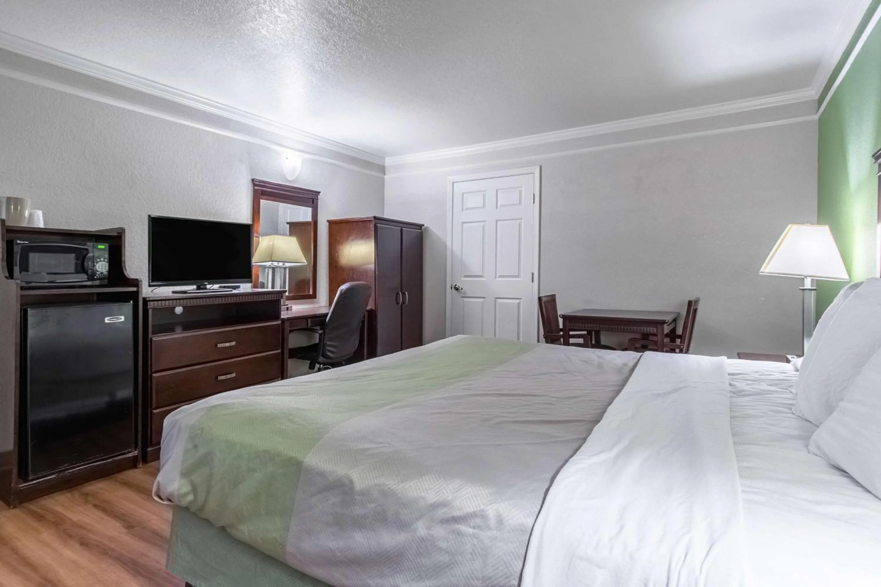 TV and multimedia, Bed in Motel 6-Kingsburg, CA