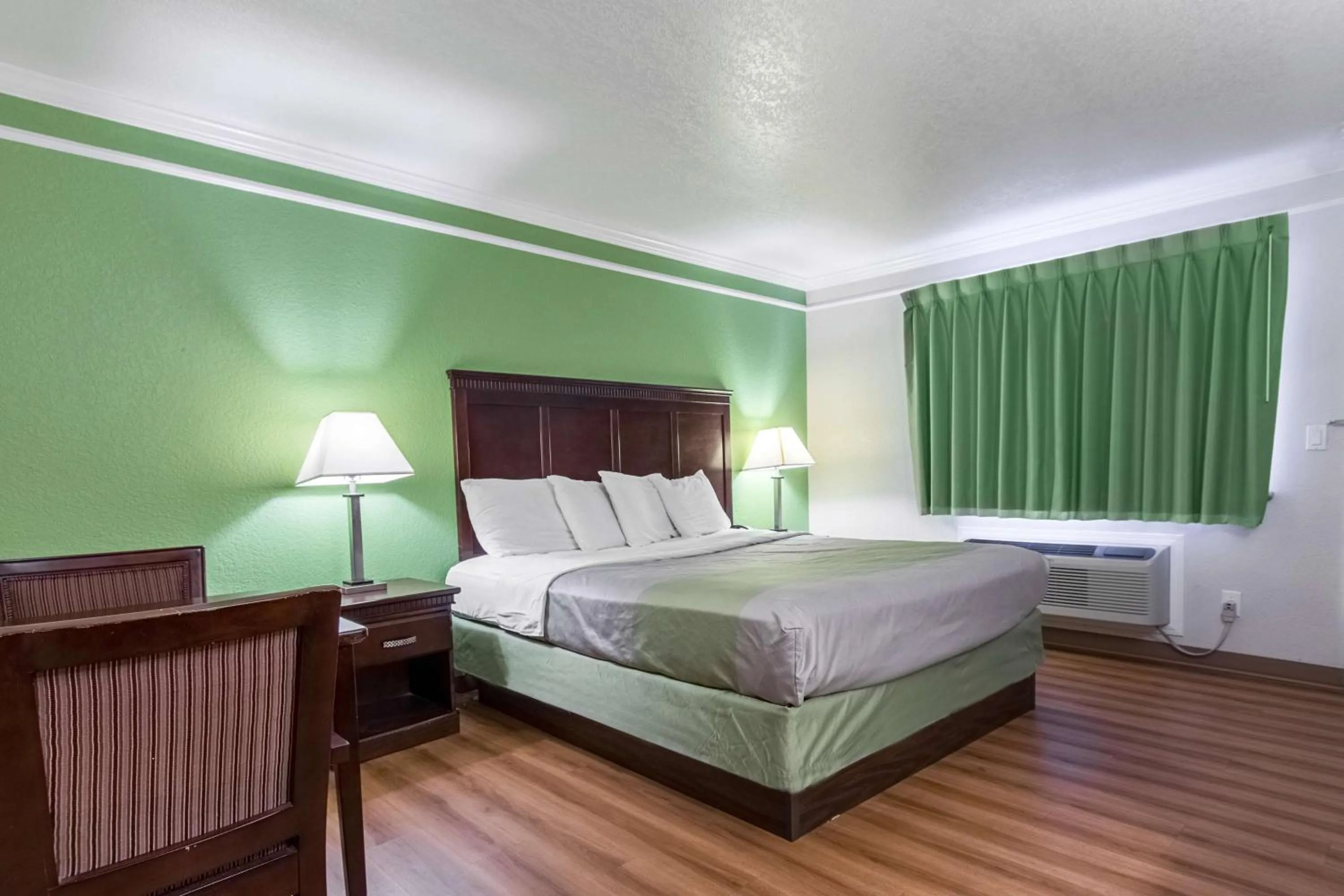 Photo of the whole room, Bed in Motel 6-Kingsburg, CA