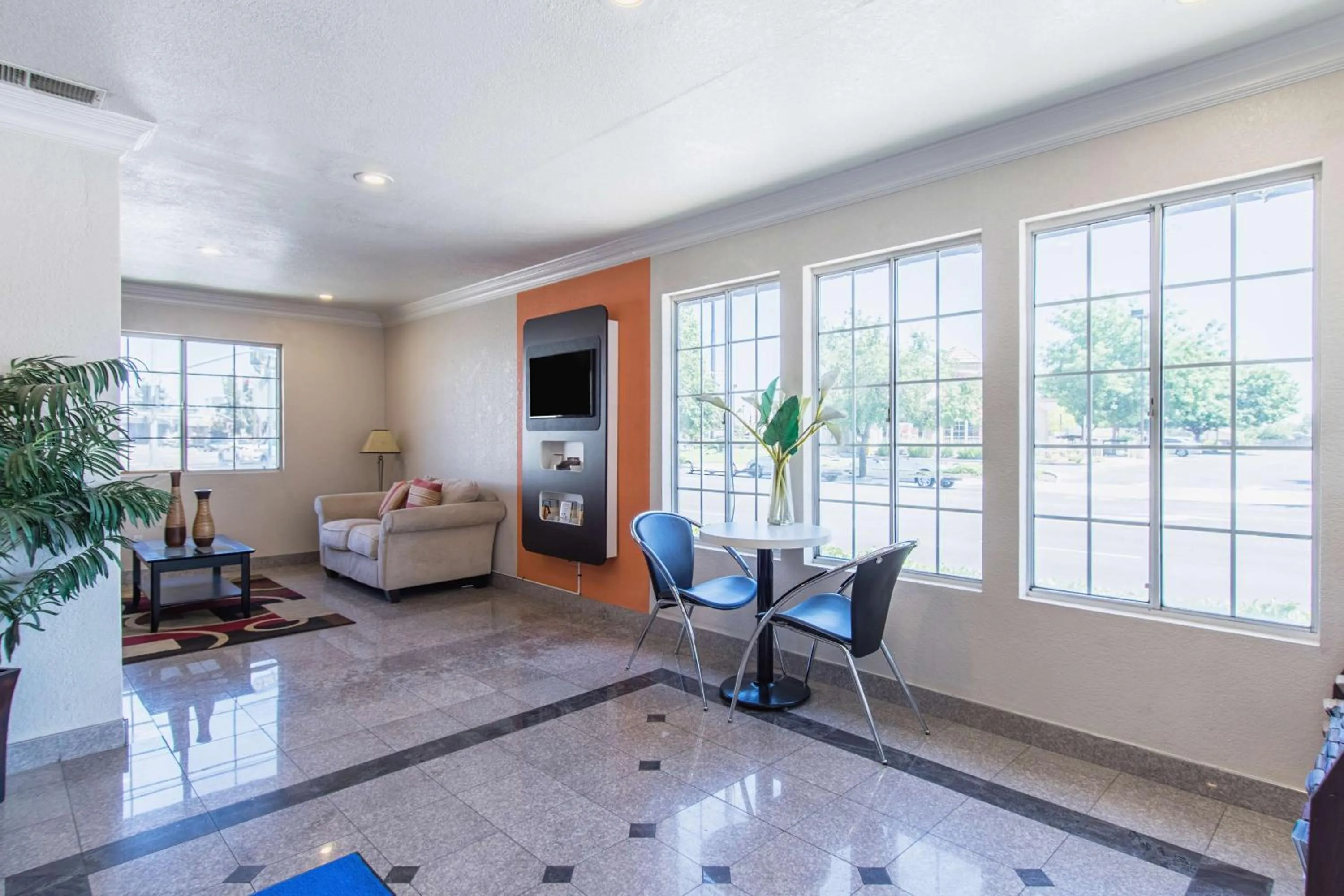 Communal lounge/ TV room in Motel 6-Kingsburg, CA