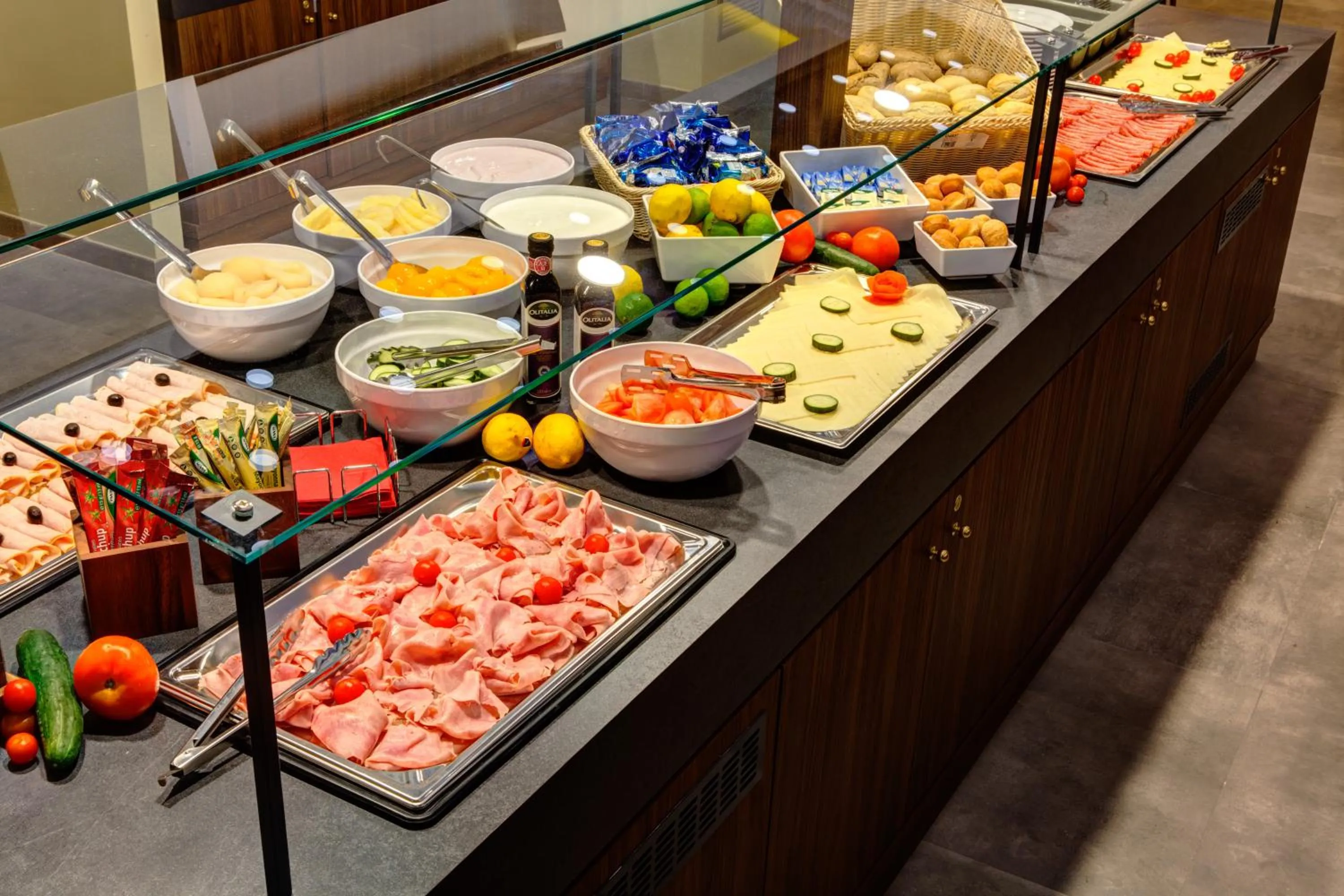 Buffet breakfast in MEININGER Roma Termini