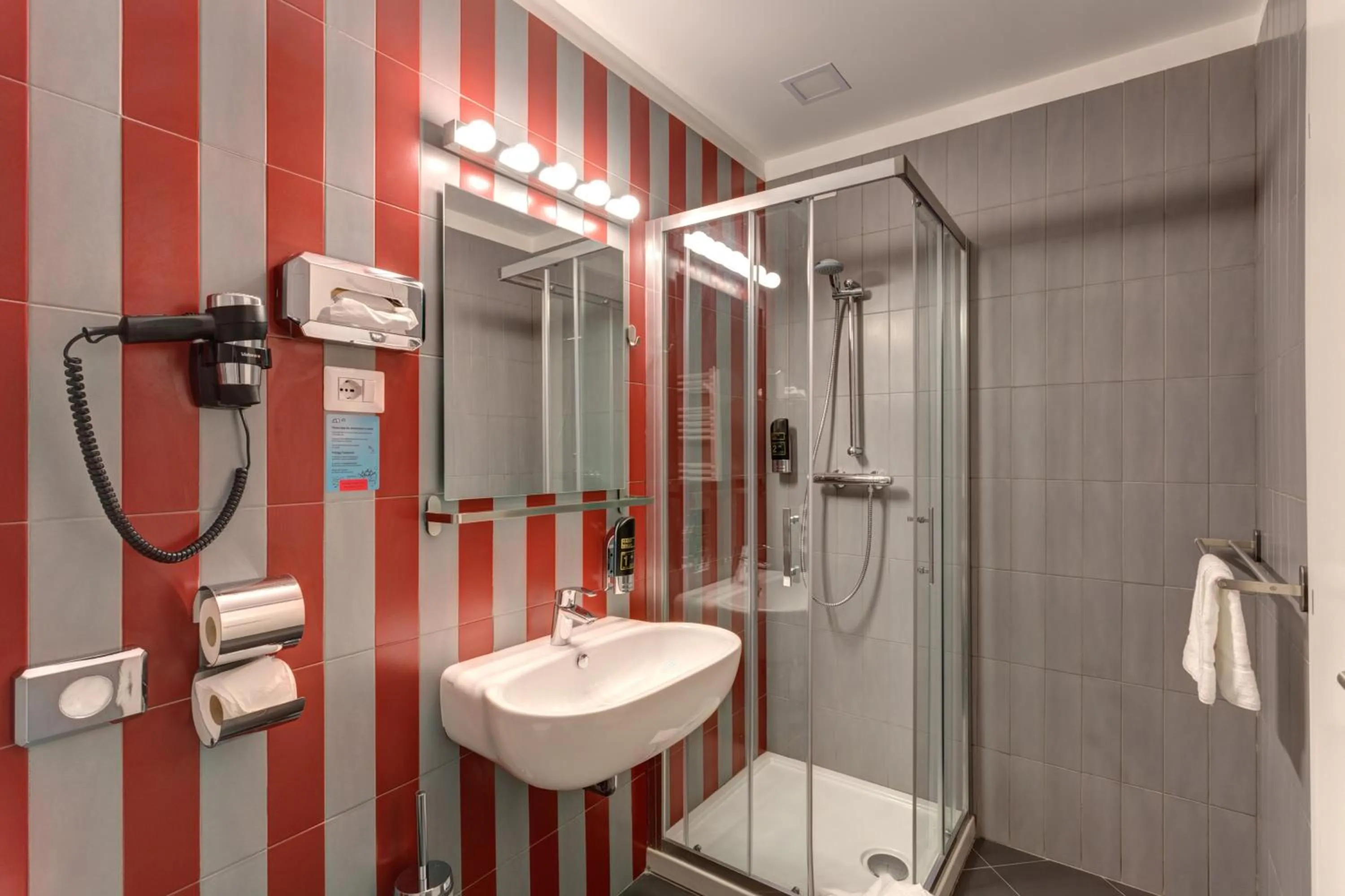 Bathroom in MEININGER Roma Termini