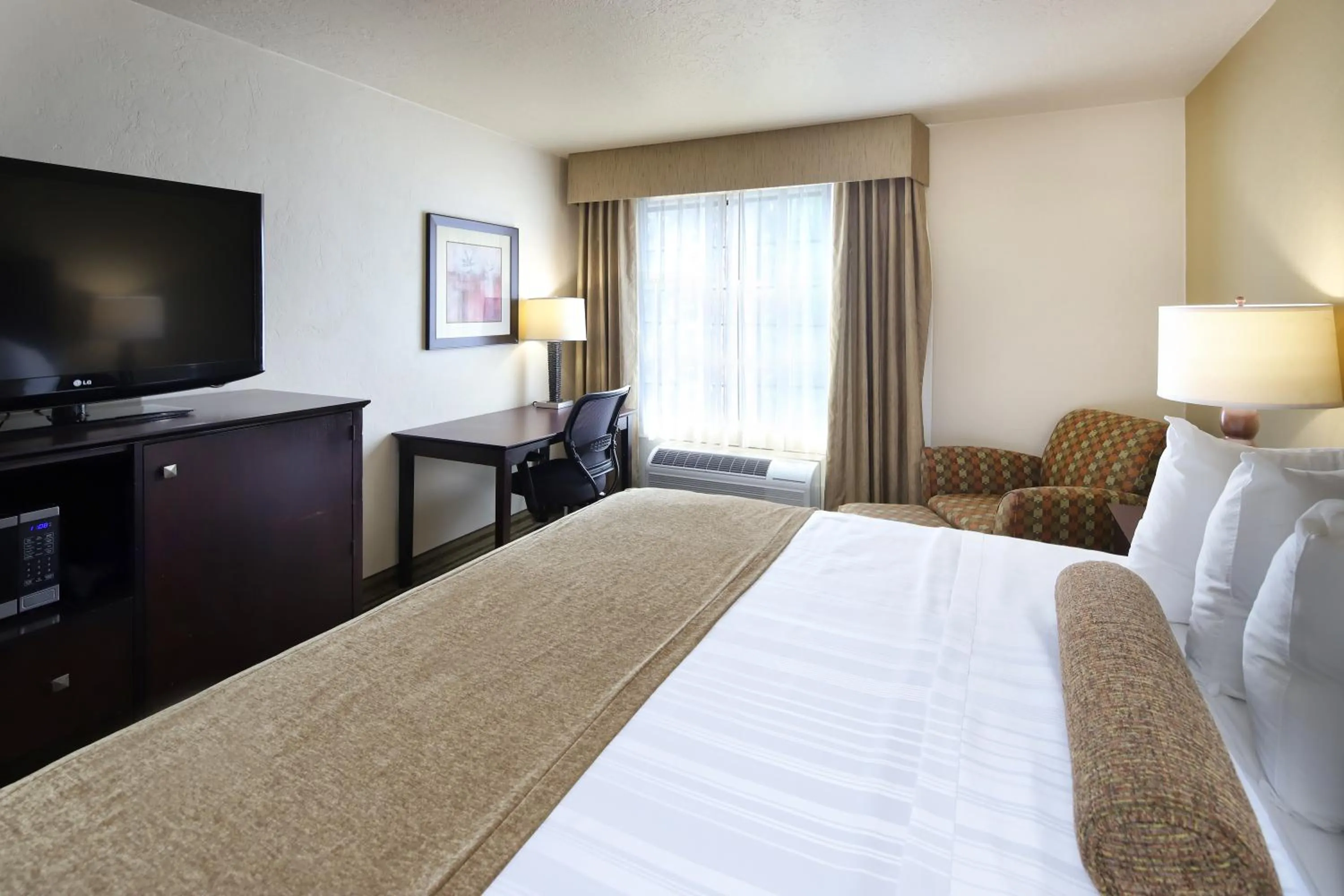 TV and multimedia, Bed in Best Western Tucson Intl Airport Hotel & Suites