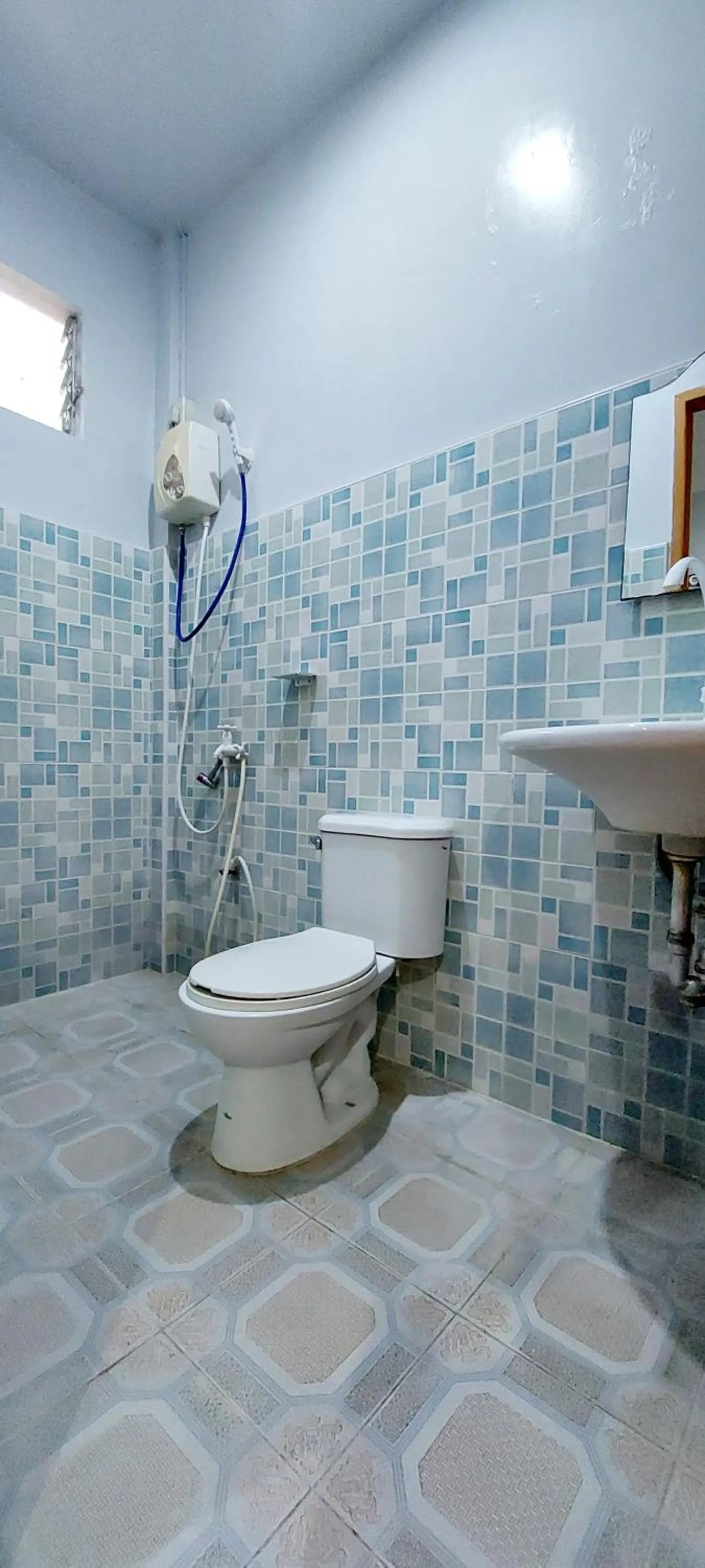 Shower in Genna's Tourist Inn Santa Fe