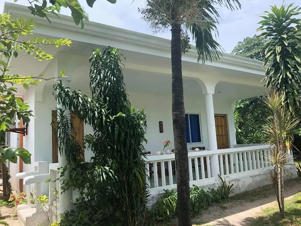 Property building in Genna's Tourist Inn Santa Fe