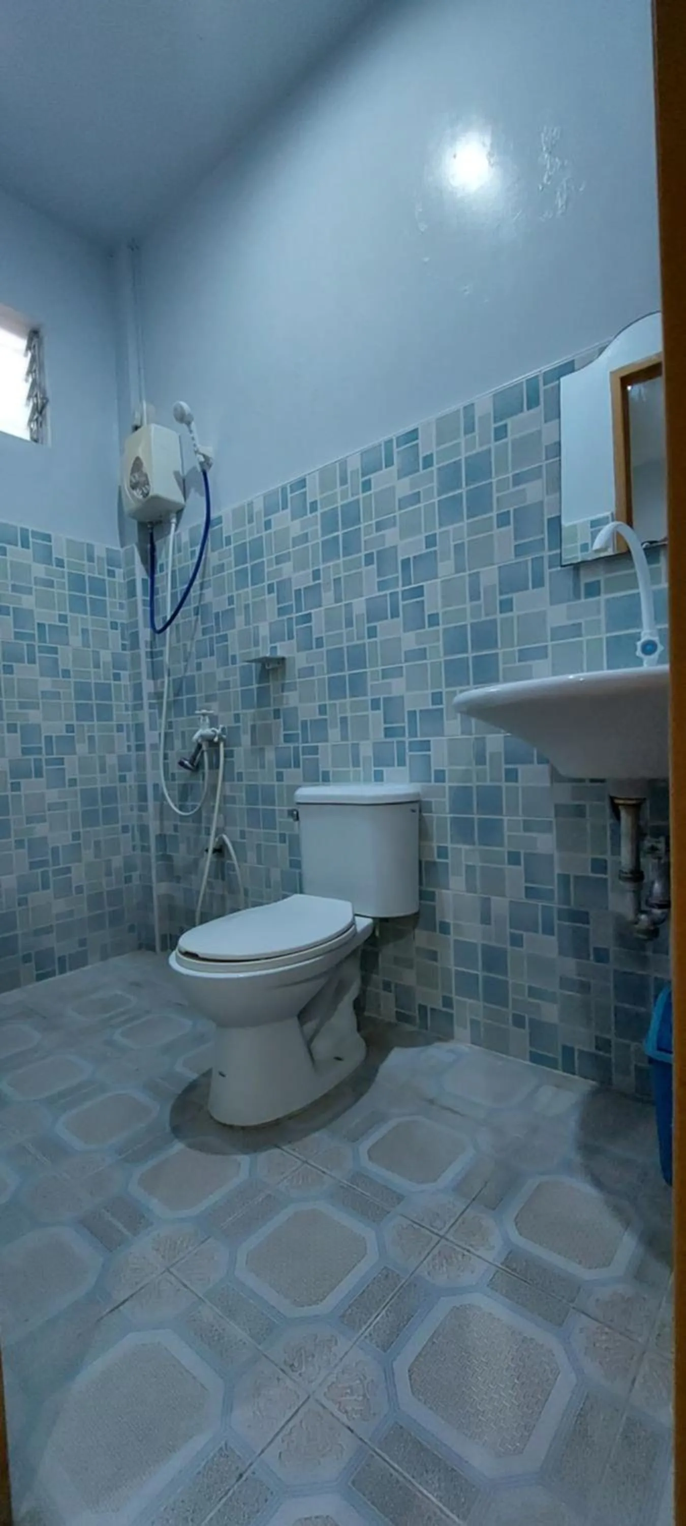 Shower in Genna's Tourist Inn Santa Fe