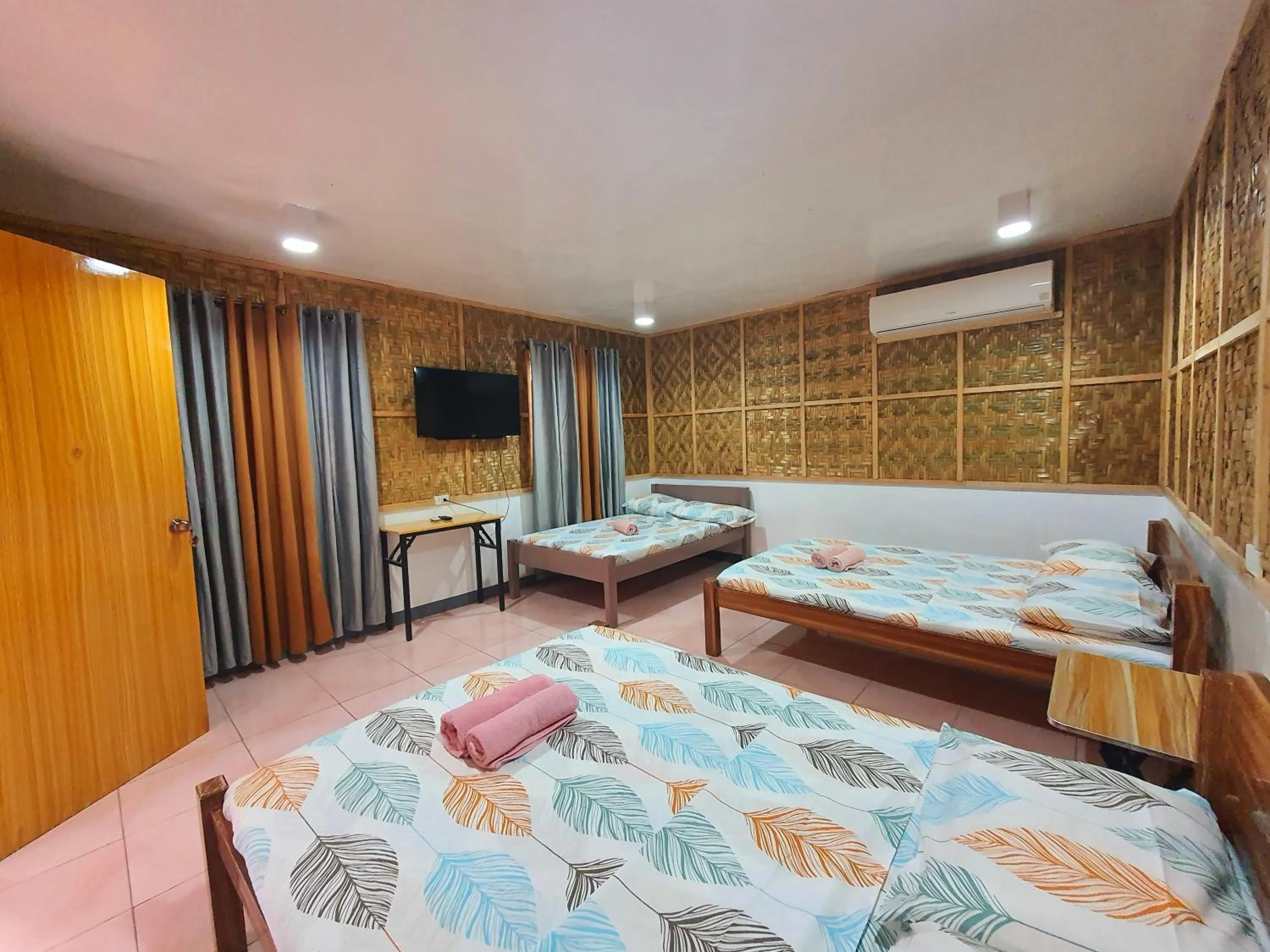 TV and multimedia, Bed in Genna's Tourist Inn Santa Fe