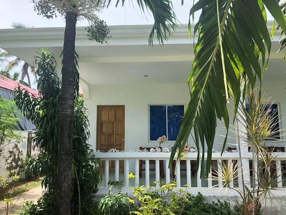 Property building in Genna's Tourist Inn Santa Fe