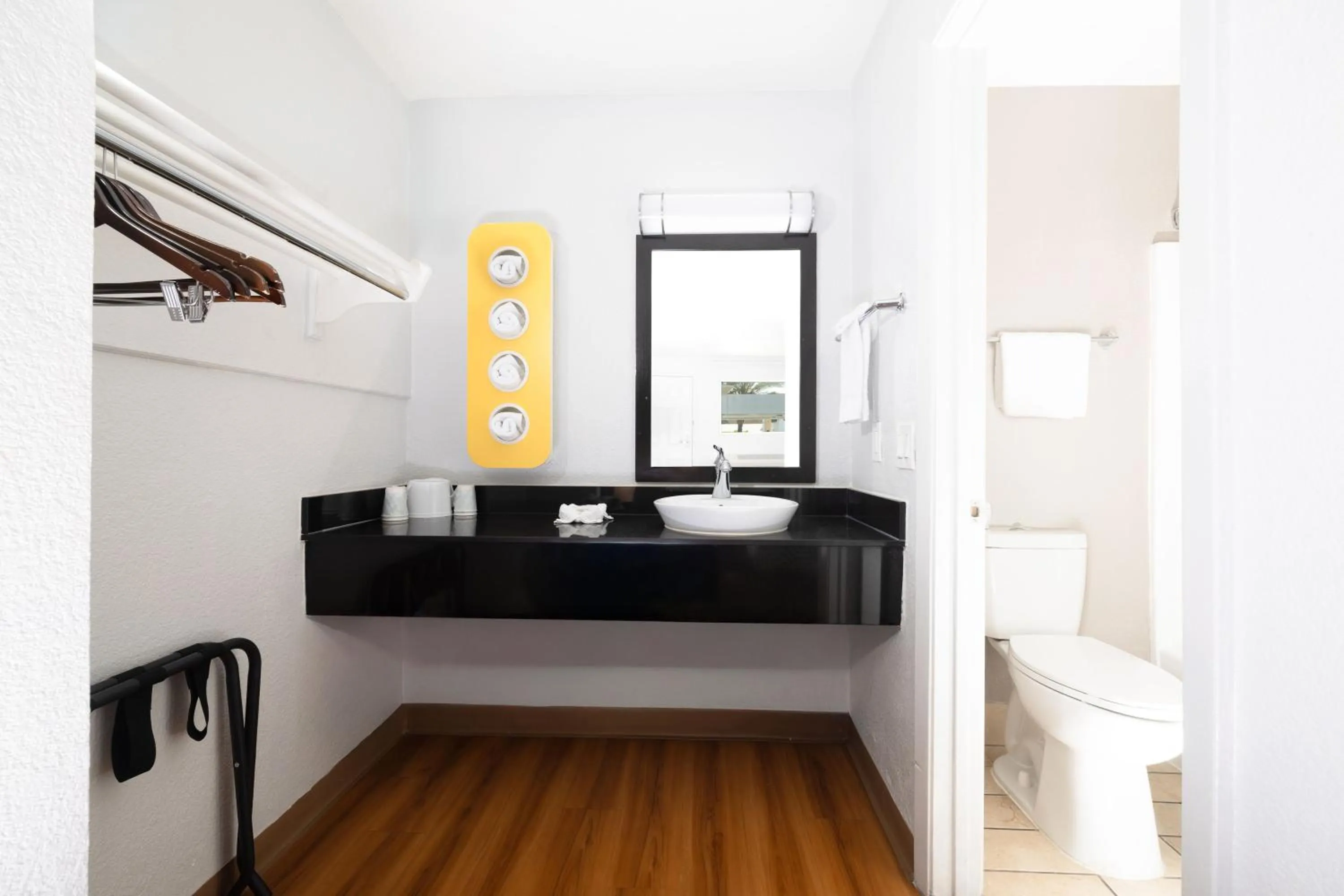 Bedroom in Motel 6 Ontario, CA - Airport