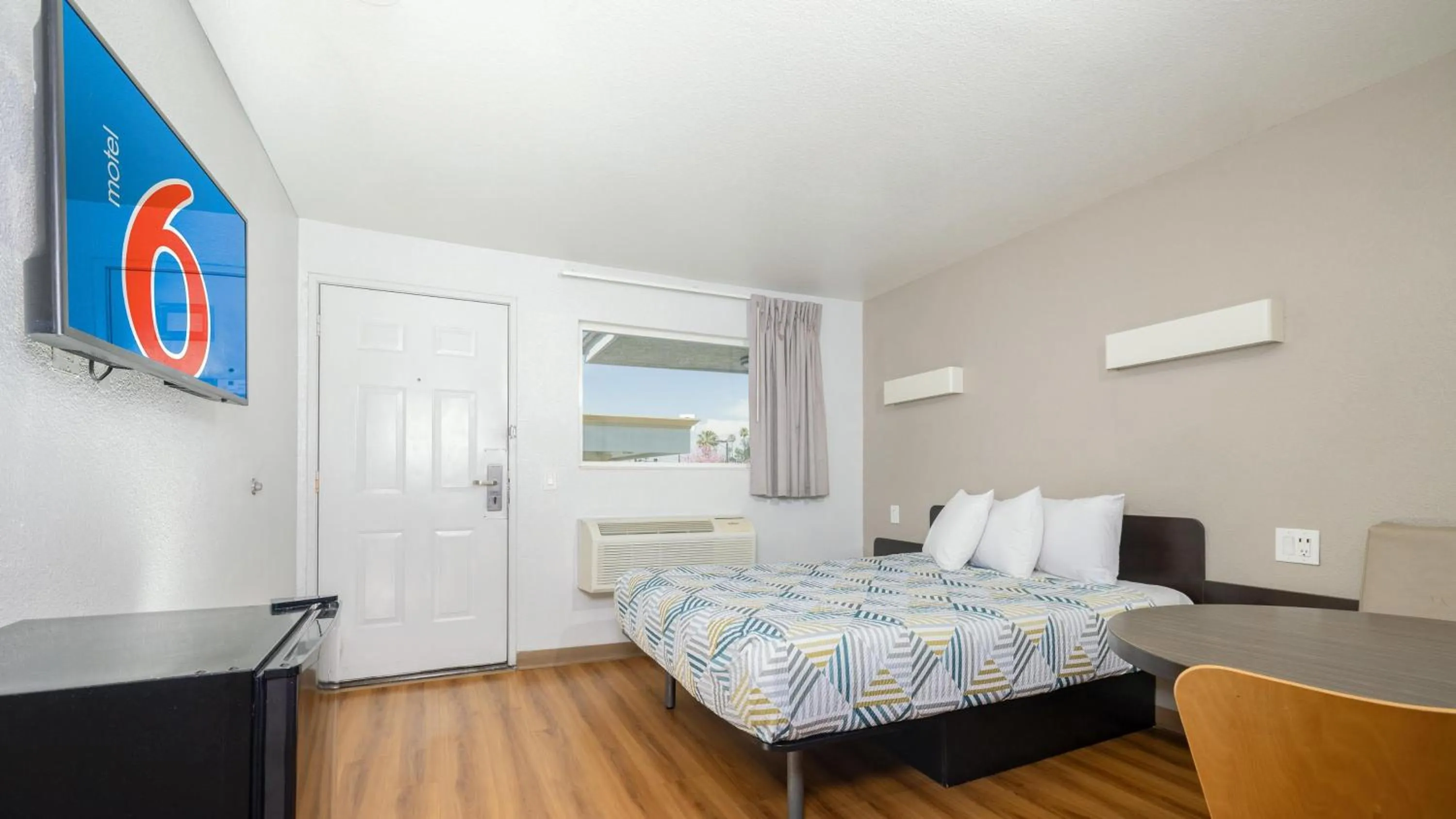 Bedroom, Bed in Motel 6 Ontario, CA - Airport